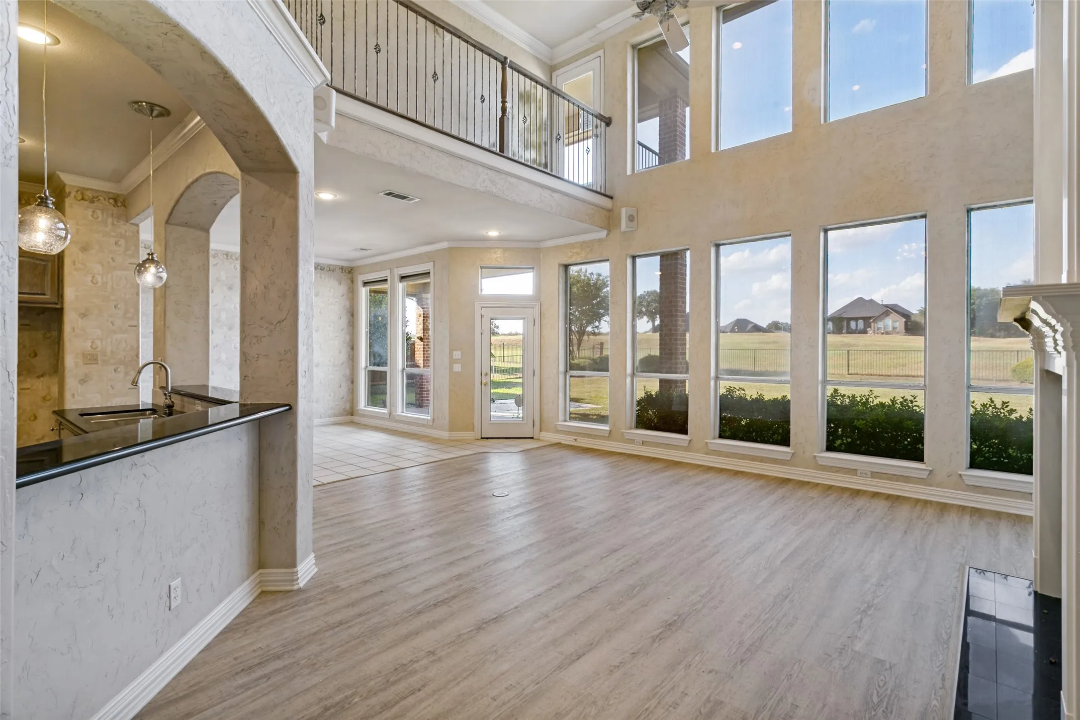 Single Family Residence For Sale in Tarrant County , 865 Thomas Crossing Drive, Fort Worth, Texas 76028, 4 Bedroom, 3 Bathroom, 3 Garage spaces, 3,371 Sqft, built in 1999, mls#21376531, Real Estate Agent in Fort Worth, Homes For Sale in Tarrant county, Homes For Sale in Fort Worth, Realtor in Fort Worth Texas, Real Estate Brokerage Independent Realty Texas, Luminita Cordes Realtor