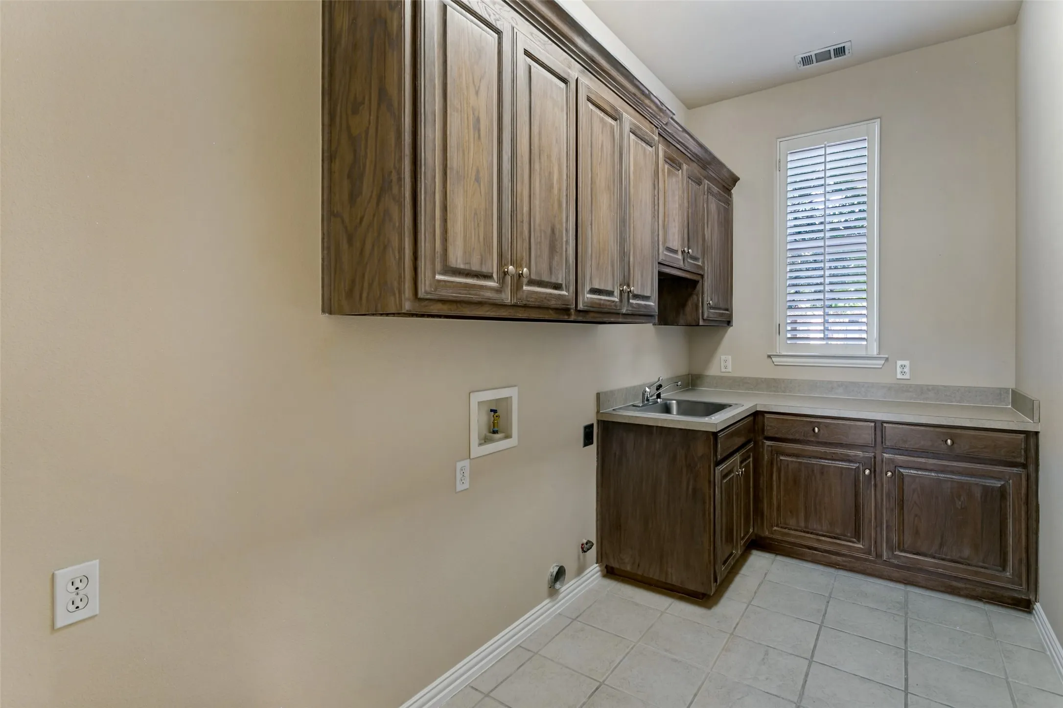 Single Family Residence For Sale in Tarrant County , 865 Thomas Crossing Drive, Fort Worth, Texas 76028, 4 Bedroom, 3 Bathroom, 3 Garage spaces, 3,371 Sqft, built in 1999, mls#21376531, Real Estate Agent in Fort Worth, Homes For Sale in Tarrant county, Homes For Sale in Fort Worth, Realtor in Fort Worth Texas, Real Estate Brokerage Independent Realty Texas, Luminita Cordes Realtor