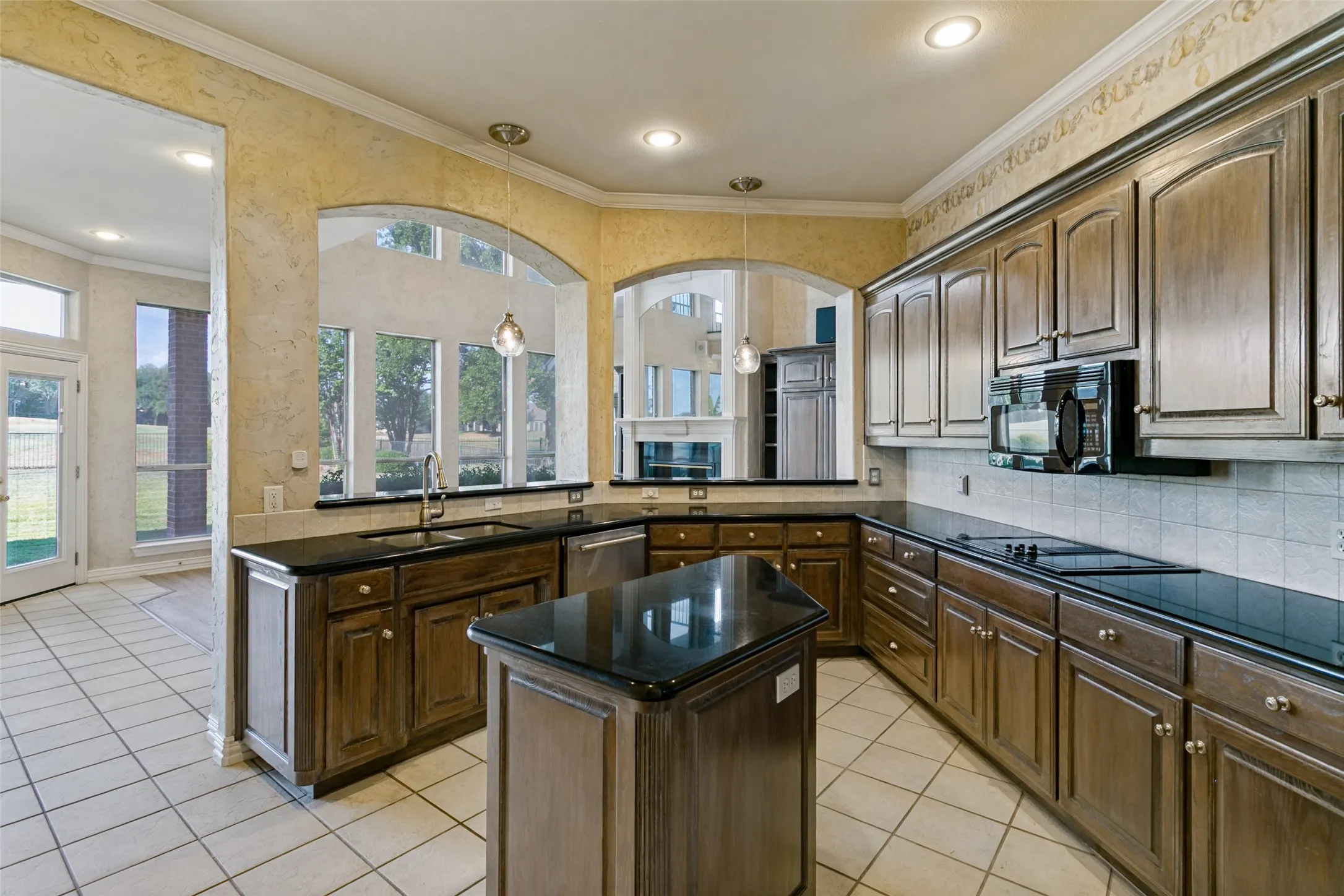 Single Family Residence For Sale in Tarrant County , 865 Thomas Crossing Drive, Fort Worth, Texas 76028, 4 Bedroom, 3 Bathroom, 3 Garage spaces, 3,371 Sqft, built in 1999, mls#21376531, Real Estate Agent in Fort Worth, Homes For Sale in Tarrant county, Homes For Sale in Fort Worth, Realtor in Fort Worth Texas, Real Estate Brokerage Independent Realty Texas, Luminita Cordes Realtor