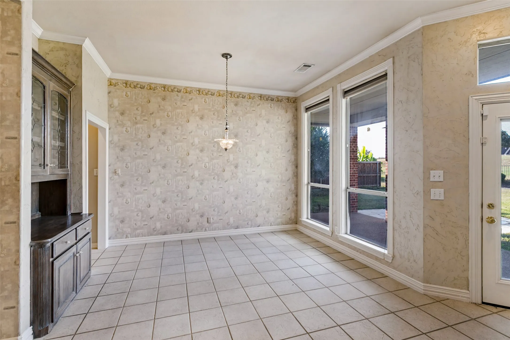 Single Family Residence For Sale in Tarrant County , 865 Thomas Crossing Drive, Fort Worth, Texas 76028, 4 Bedroom, 3 Bathroom, 3 Garage spaces, 3,371 Sqft, built in 1999, mls#21376531, Real Estate Agent in Fort Worth, Homes For Sale in Tarrant county, Homes For Sale in Fort Worth, Realtor in Fort Worth Texas, Real Estate Brokerage Independent Realty Texas, Luminita Cordes Realtor