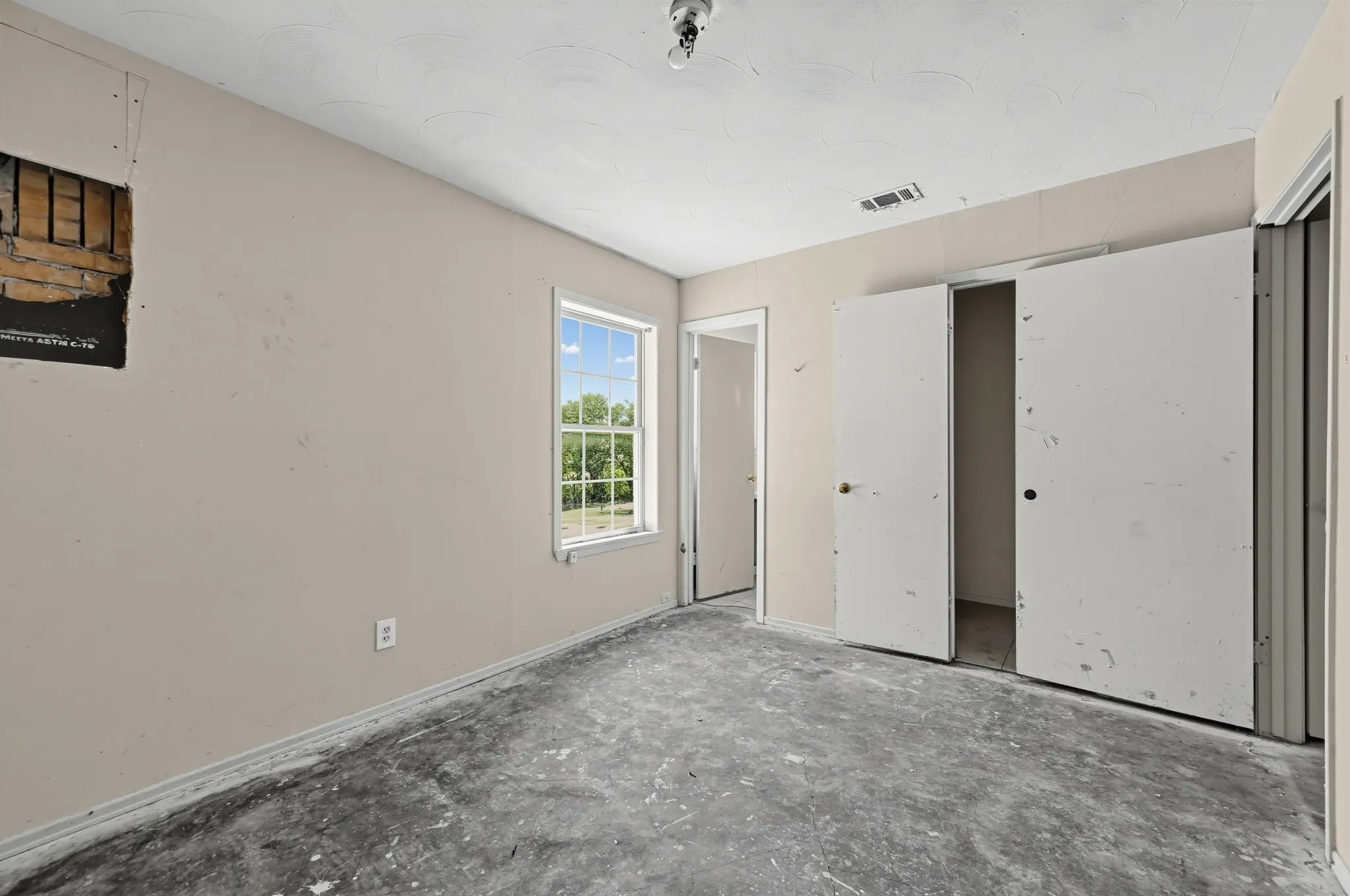 Single Family Residence For Sale in Dallas County , 4604 Navajo Trail, Balch Springs, Texas 75180, 3 Bedroom, 2 Bathroom, 2 Garage spaces, 1,102 Sqft, built in 1966, mls#21378100, Real Estate Agent in Balch Springs, Homes For Sale in Dallas county, Homes For Sale in Balch Springs, Realtor in Balch Springs Texas, Real Estate Brokerage Independent Realty Texas, Luminita Cordes Realtor