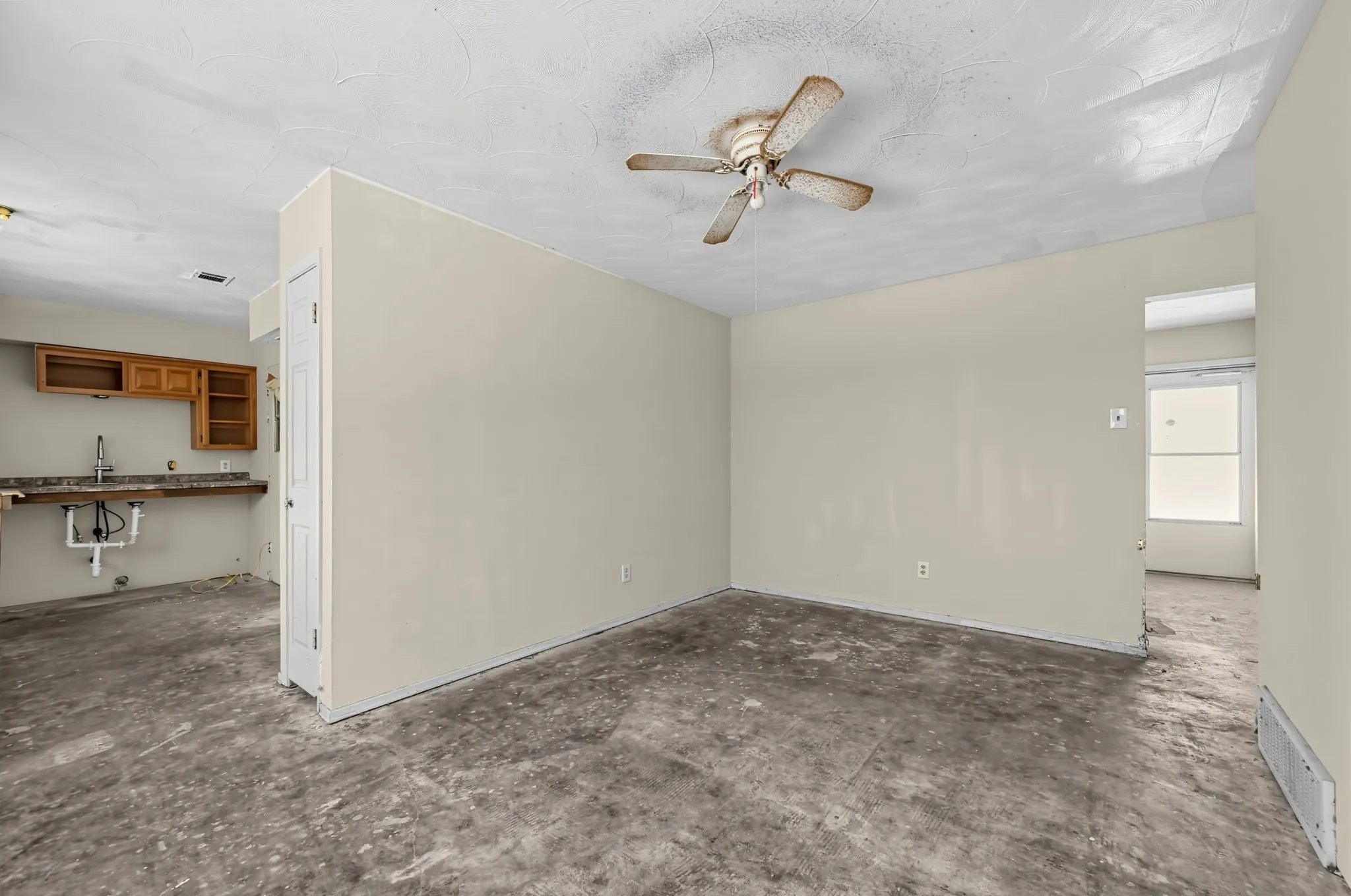 Single Family Residence For Sale in Dallas County , 4604 Navajo Trail, Balch Springs, Texas 75180, 3 Bedroom, 2 Bathroom, 2 Garage spaces, 1,102 Sqft, built in 1966, mls#21378100, Real Estate Agent in Balch Springs, Homes For Sale in Dallas county, Homes For Sale in Balch Springs, Realtor in Balch Springs Texas, Real Estate Brokerage Independent Realty Texas, Luminita Cordes Realtor