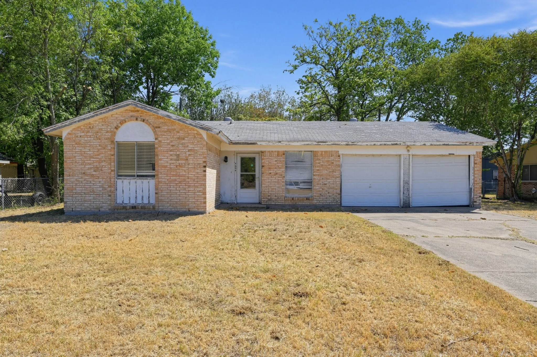 Single Family Residence For Sale in Dallas County , 4604 Navajo Trail, Balch Springs, Texas 75180, 3 Bedroom, 2 Bathroom, 2 Garage spaces, 1,102 Sqft, built in 1966, mls#21378100, Real Estate Agent in Balch Springs, Homes For Sale in Dallas county, Homes For Sale in Balch Springs, Realtor in Balch Springs Texas, Real Estate Brokerage Independent Realty Texas, Luminita Cordes Realtor