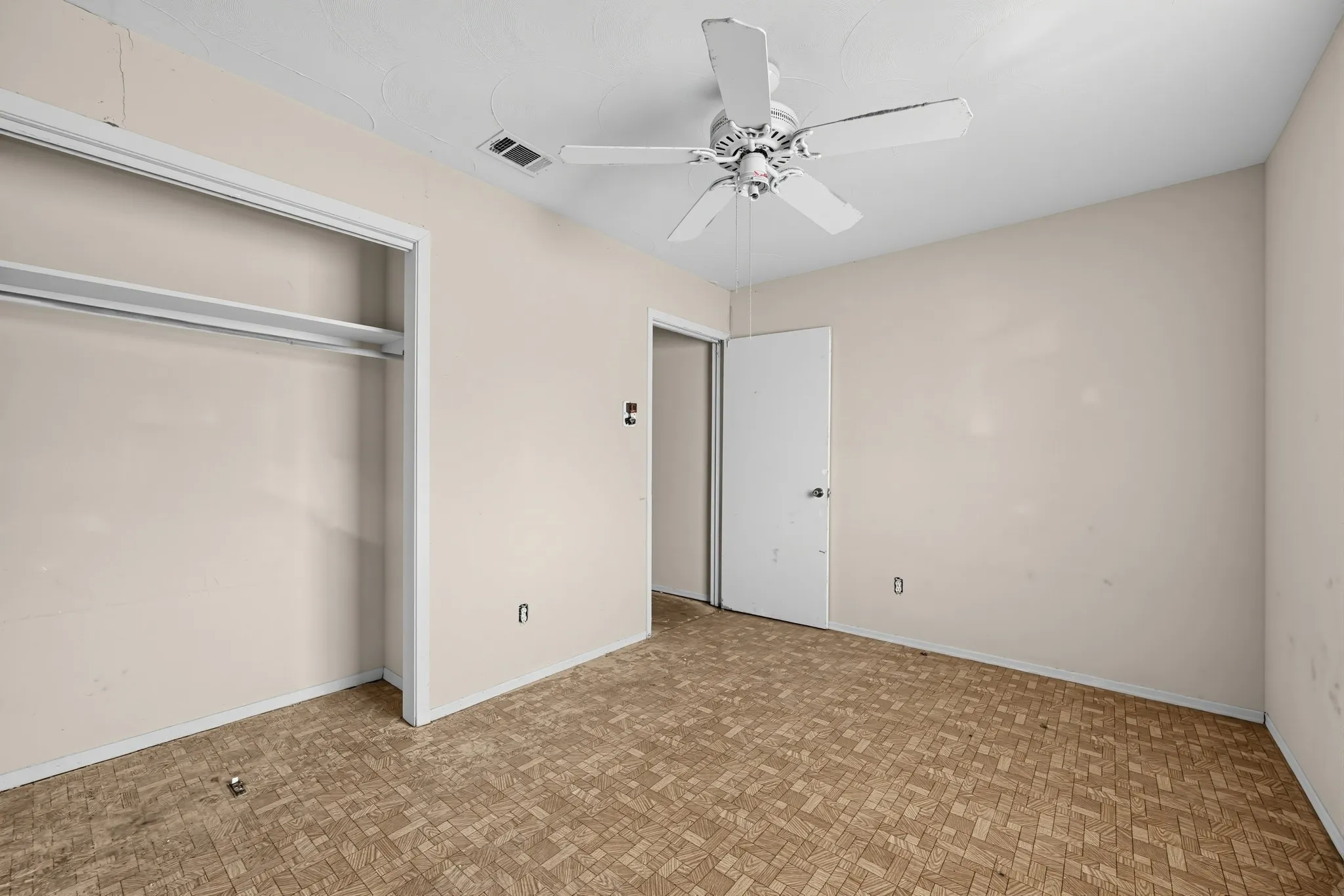 Single Family Residence For Sale in Dallas County , 4604 Navajo Trail, Balch Springs, Texas 75180, 3 Bedroom, 2 Bathroom, 2 Garage spaces, 1,102 Sqft, built in 1966, mls#21378100, Real Estate Agent in Balch Springs, Homes For Sale in Dallas county, Homes For Sale in Balch Springs, Realtor in Balch Springs Texas, Real Estate Brokerage Independent Realty Texas, Luminita Cordes Realtor