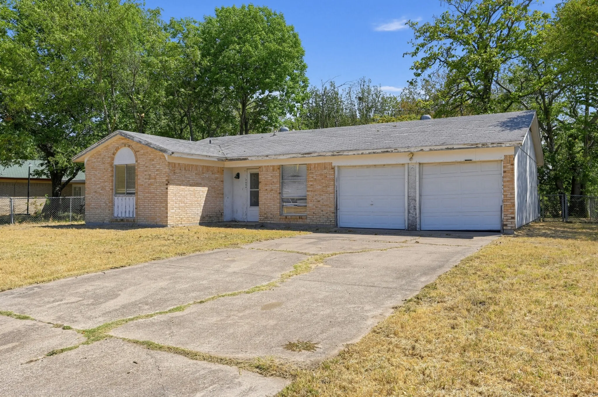 Single Family Residence For Sale in Dallas County , 4604 Navajo Trail, Balch Springs, Texas 75180, 3 Bedroom, 2 Bathroom, 2 Garage spaces, 1,102 Sqft, built in 1966, mls#21378100, Real Estate Agent in Balch Springs, Homes For Sale in Dallas county, Homes For Sale in Balch Springs, Realtor in Balch Springs Texas, Real Estate Brokerage Independent Realty Texas, Luminita Cordes Realtor