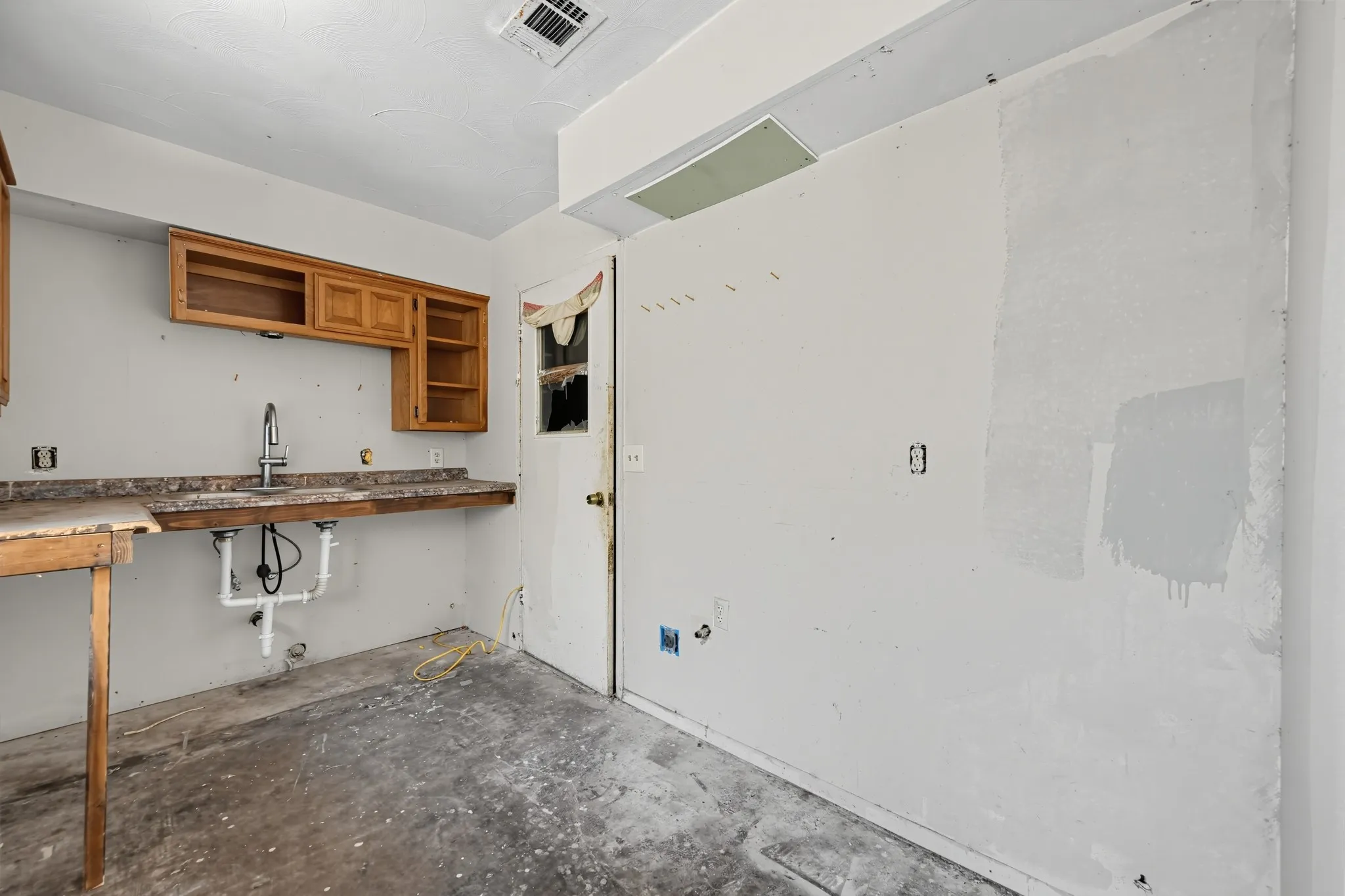 Single Family Residence For Sale in Dallas County , 4604 Navajo Trail, Balch Springs, Texas 75180, 3 Bedroom, 2 Bathroom, 2 Garage spaces, 1,102 Sqft, built in 1966, mls#21378100, Real Estate Agent in Balch Springs, Homes For Sale in Dallas county, Homes For Sale in Balch Springs, Realtor in Balch Springs Texas, Real Estate Brokerage Independent Realty Texas, Luminita Cordes Realtor