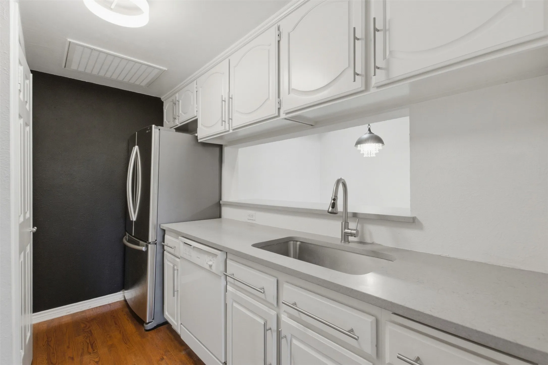 Condominium For Rent in Dallas County , 6318 Richmond Avenue 2304, Dallas, Texas 75214, 2 Bedroom, 2 Bathroom, Garage spaces, 1,018 Sqft, built in 1984, mls#21362399, Real Estate Agent in Dallas, Homes For Rent in Dallas county, Homes For Rent in Dallas, Realtor in Dallas Texas, Real Estate Brokerage Independent Realty Texas, Luminita Cordes Realtor