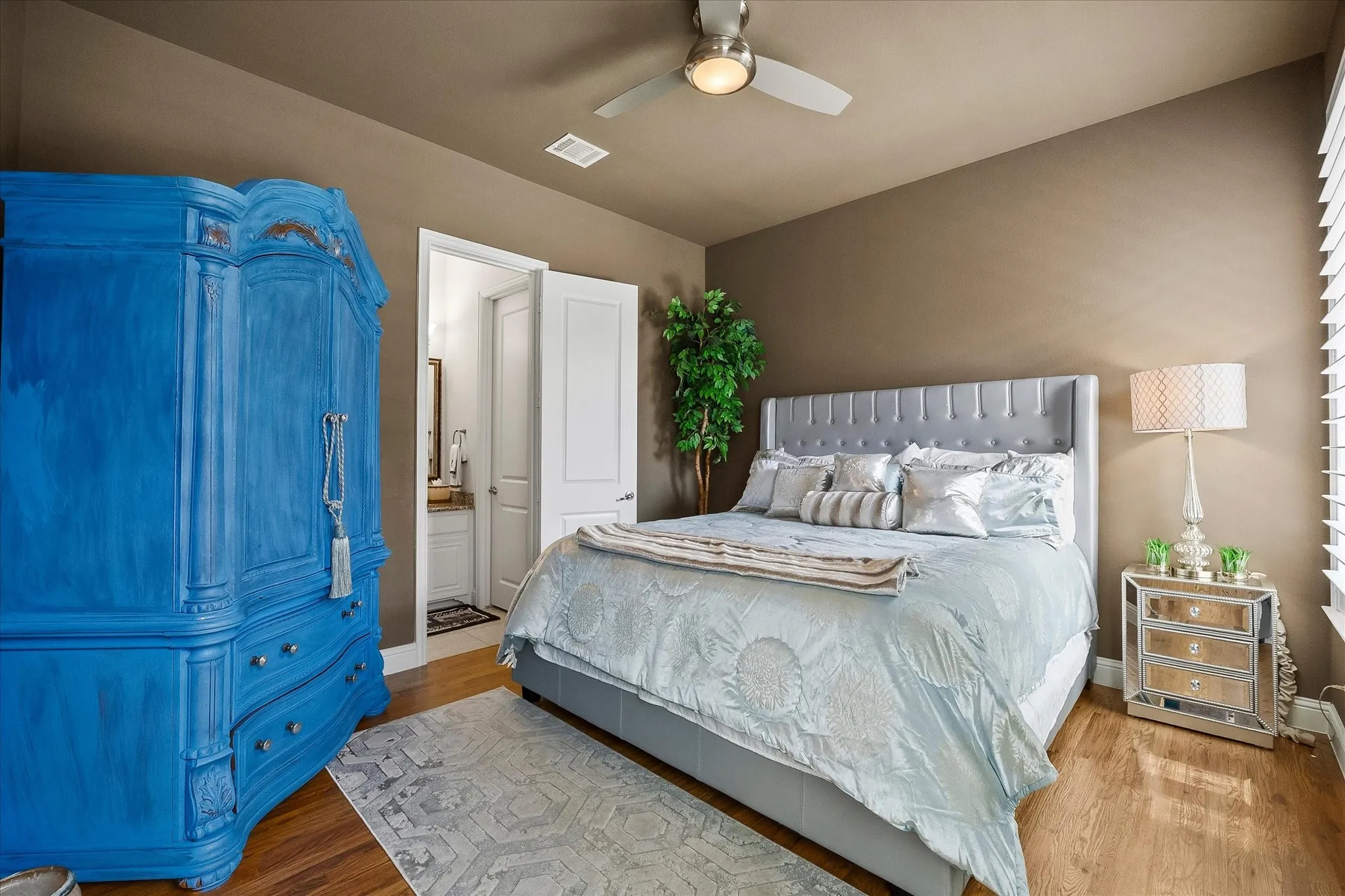 1st floor secondary bedroom