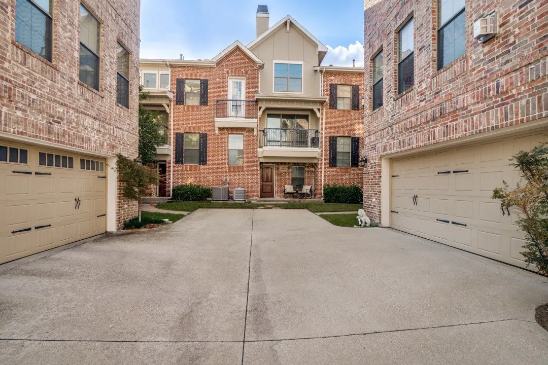 Townhouse For Sale in Dallas County , 2016 Azure Pointe Drive, Richardson, Texas 75080, 2 Bedroom, 2 Bathroom, 2 Garage spaces, 1,626 Sqft, built in 2006, mls#21378146, Real Estate Agent in Richardson, Homes For Sale in Dallas county, Homes For Sale in Richardson, Realtor in Richardson Texas, Real Estate Brokerage Independent Realty Texas, Luminita Cordes Realtor