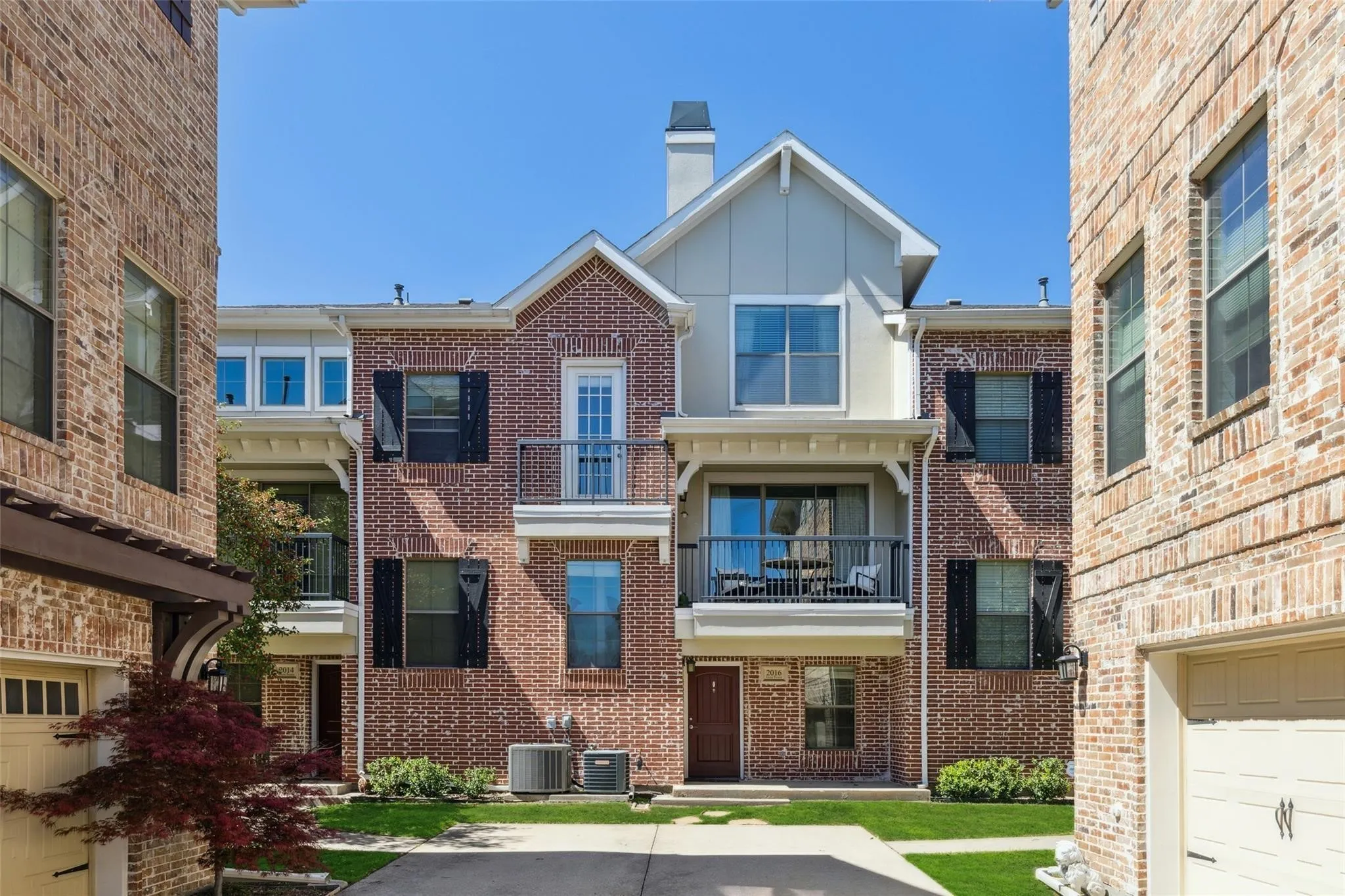 Townhouse For Sale in Dallas County , 2016 Azure Pointe Drive, Richardson, Texas 75080, 2 Bedroom, 2 Bathroom, 2 Garage spaces, 1,626 Sqft, built in 2006, mls#21378146, Real Estate Agent in Richardson, Homes For Sale in Dallas county, Homes For Sale in Richardson, Realtor in Richardson Texas, Real Estate Brokerage Independent Realty Texas, Luminita Cordes Realtor