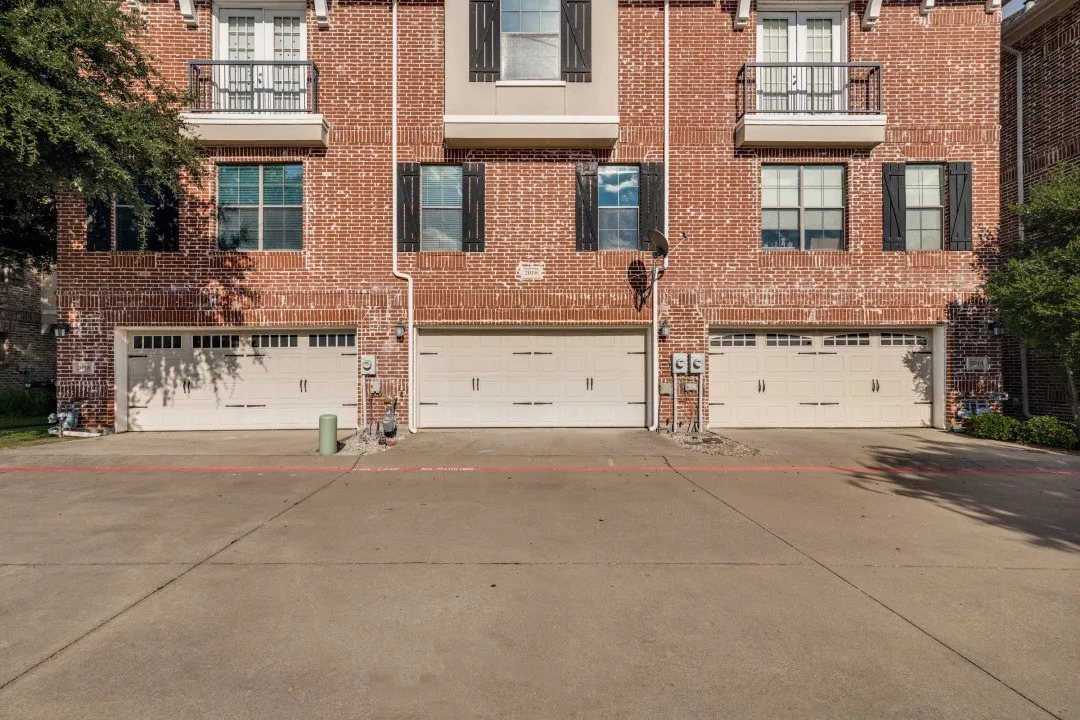 Townhouse For Sale in Dallas County , 2016 Azure Pointe Drive, Richardson, Texas 75080, 2 Bedroom, 2 Bathroom, 2 Garage spaces, 1,626 Sqft, built in 2006, mls#21378146, Real Estate Agent in Richardson, Homes For Sale in Dallas county, Homes For Sale in Richardson, Realtor in Richardson Texas, Real Estate Brokerage Independent Realty Texas, Luminita Cordes Realtor