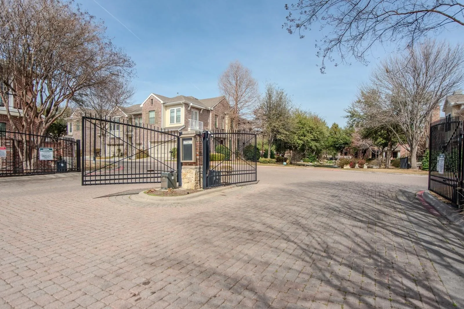 Townhouse For Sale in Dallas County , 2016 Azure Pointe Drive, Richardson, Texas 75080, 2 Bedroom, 2 Bathroom, 2 Garage spaces, 1,626 Sqft, built in 2006, mls#21378146, Real Estate Agent in Richardson, Homes For Sale in Dallas county, Homes For Sale in Richardson, Realtor in Richardson Texas, Real Estate Brokerage Independent Realty Texas, Luminita Cordes Realtor