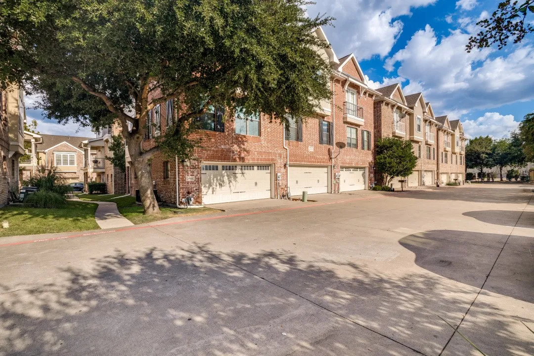 Townhouse For Sale in Dallas County , 2016 Azure Pointe Drive, Richardson, Texas 75080, 2 Bedroom, 2 Bathroom, 2 Garage spaces, 1,626 Sqft, built in 2006, mls#21378146, Real Estate Agent in Richardson, Homes For Sale in Dallas county, Homes For Sale in Richardson, Realtor in Richardson Texas, Real Estate Brokerage Independent Realty Texas, Luminita Cordes Realtor
