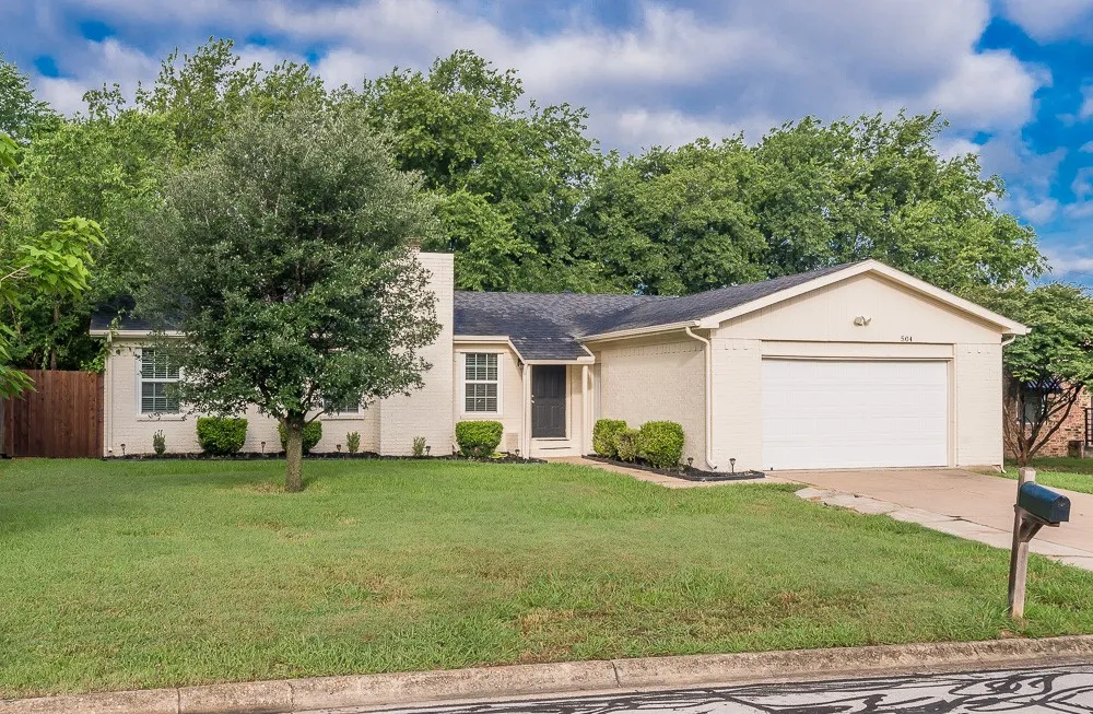 Single Family Residence For Sale in Tarrant County , 504 Circleview Drive, Mansfield, Texas 76063, 3 Bedroom, 2 Bathroom, 2 Garage spaces, 1,224 Sqft, built in 1983, mls#21378153, Real Estate Agent in Mansfield, Homes For Sale in Tarrant county, Homes For Sale in Mansfield, Realtor in Mansfield Texas, Real Estate Brokerage Independent Realty Texas, Luminita Cordes Realtor