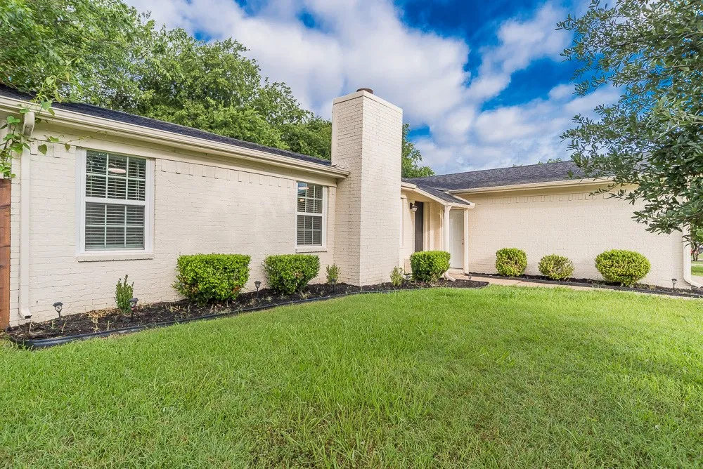 Single Family Residence For Sale in Tarrant County , 504 Circleview Drive, Mansfield, Texas 76063, 3 Bedroom, 2 Bathroom, 2 Garage spaces, 1,224 Sqft, built in 1983, mls#21378153, Real Estate Agent in Mansfield, Homes For Sale in Tarrant county, Homes For Sale in Mansfield, Realtor in Mansfield Texas, Real Estate Brokerage Independent Realty Texas, Luminita Cordes Realtor