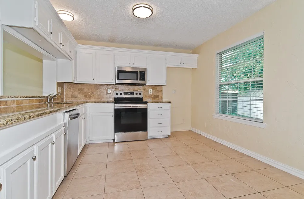 Single Family Residence For Sale in Tarrant County , 504 Circleview Drive, Mansfield, Texas 76063, 3 Bedroom, 2 Bathroom, 2 Garage spaces, 1,224 Sqft, built in 1983, mls#21378153, Real Estate Agent in Mansfield, Homes For Sale in Tarrant county, Homes For Sale in Mansfield, Realtor in Mansfield Texas, Real Estate Brokerage Independent Realty Texas, Luminita Cordes Realtor