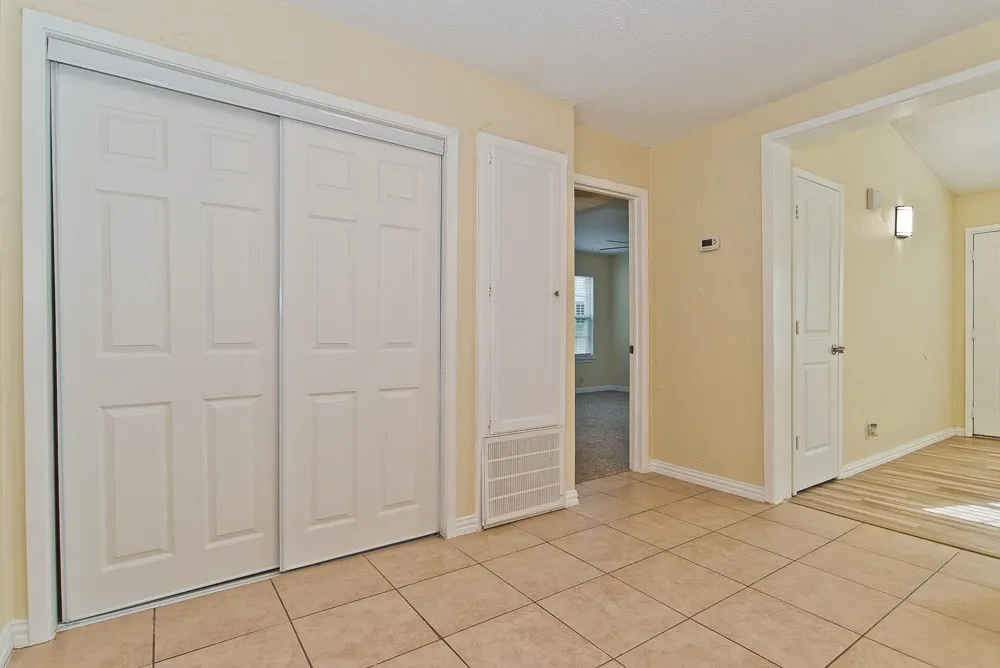 Single Family Residence For Sale in Tarrant County , 504 Circleview Drive, Mansfield, Texas 76063, 3 Bedroom, 2 Bathroom, 2 Garage spaces, 1,224 Sqft, built in 1983, mls#21378153, Real Estate Agent in Mansfield, Homes For Sale in Tarrant county, Homes For Sale in Mansfield, Realtor in Mansfield Texas, Real Estate Brokerage Independent Realty Texas, Luminita Cordes Realtor
