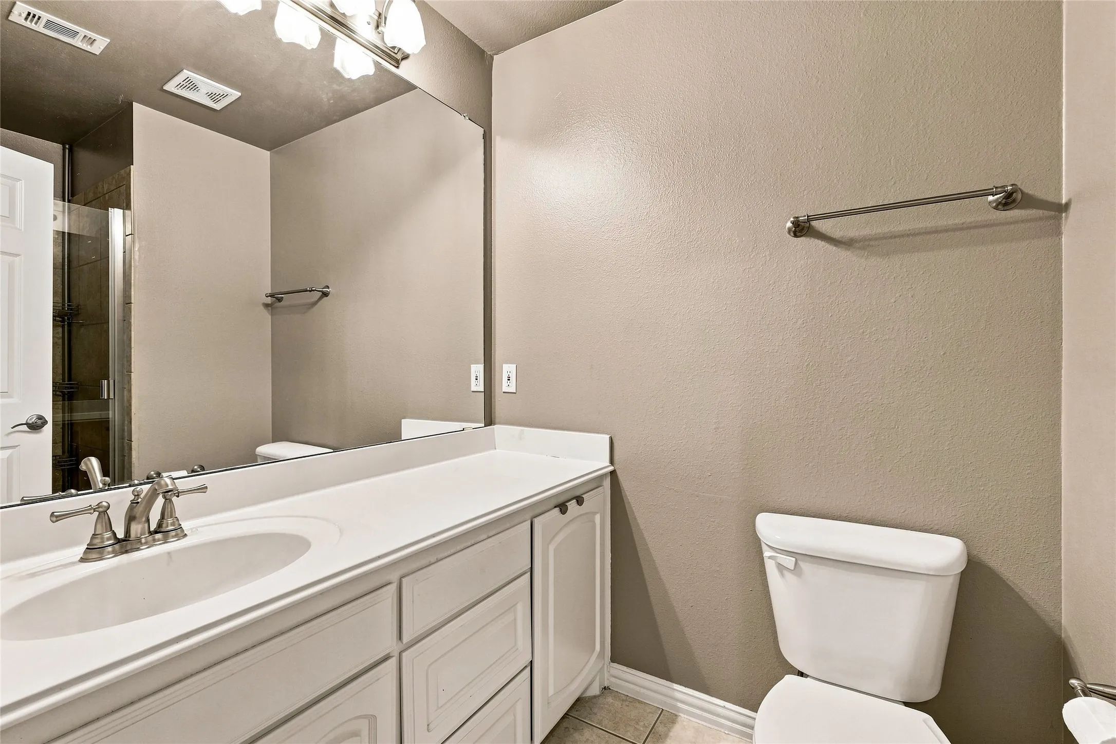 Single Family Residence For Sale in Tarrant County , 1565 Flying Jib Drive, Azle, Texas 76020, 4 Bedroom, 4 Bathroom, 2 Garage spaces, 2,578 Sqft, built in 2002, mls#21364340, Real Estate Agent in Azle, Homes For Sale in Tarrant county, Homes For Sale in Azle, Realtor in Azle Texas, Real Estate Brokerage Independent Realty Texas, Luminita Cordes Realtor