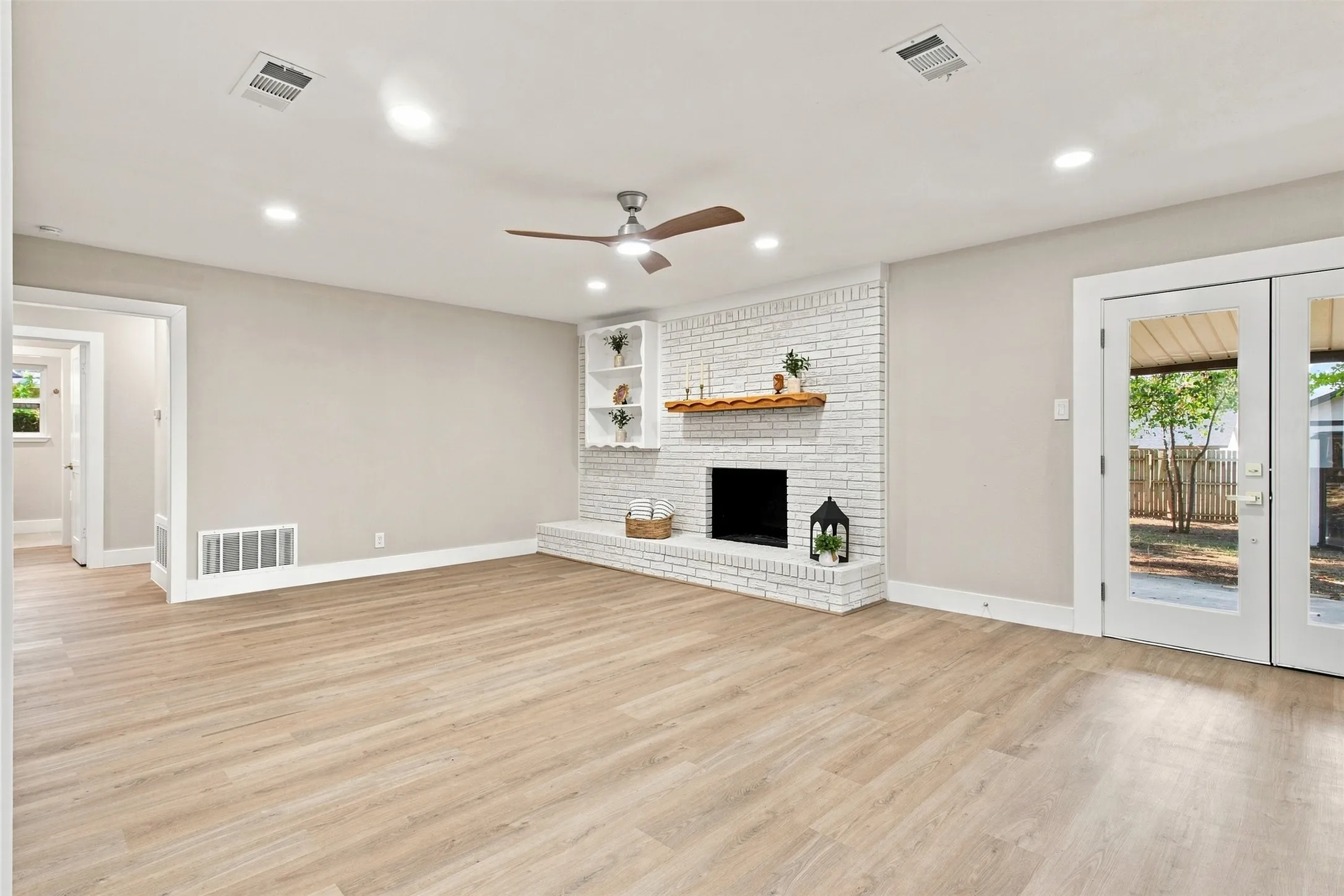 Single Family Residence For Sale in Tarrant County , 612 Simpson Terrace, Bedford, Texas 76021, 4 Bedroom, 2 Bathroom, 2 Garage spaces, 1,911 Sqft, built in 1969, mls#21377934, Real Estate Agent in Bedford, Homes For Sale in Tarrant county, Homes For Sale in Bedford, Realtor in Bedford Texas, Real Estate Brokerage Independent Realty Texas, Luminita Cordes Realtor