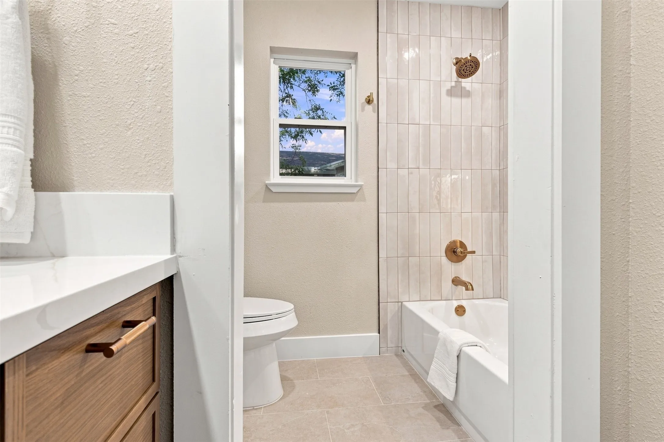 Single Family Residence For Sale in Tarrant County , 612 Simpson Terrace, Bedford, Texas 76021, 4 Bedroom, 2 Bathroom, 2 Garage spaces, 1,911 Sqft, built in 1969, mls#21377934, Real Estate Agent in Bedford, Homes For Sale in Tarrant county, Homes For Sale in Bedford, Realtor in Bedford Texas, Real Estate Brokerage Independent Realty Texas, Luminita Cordes Realtor