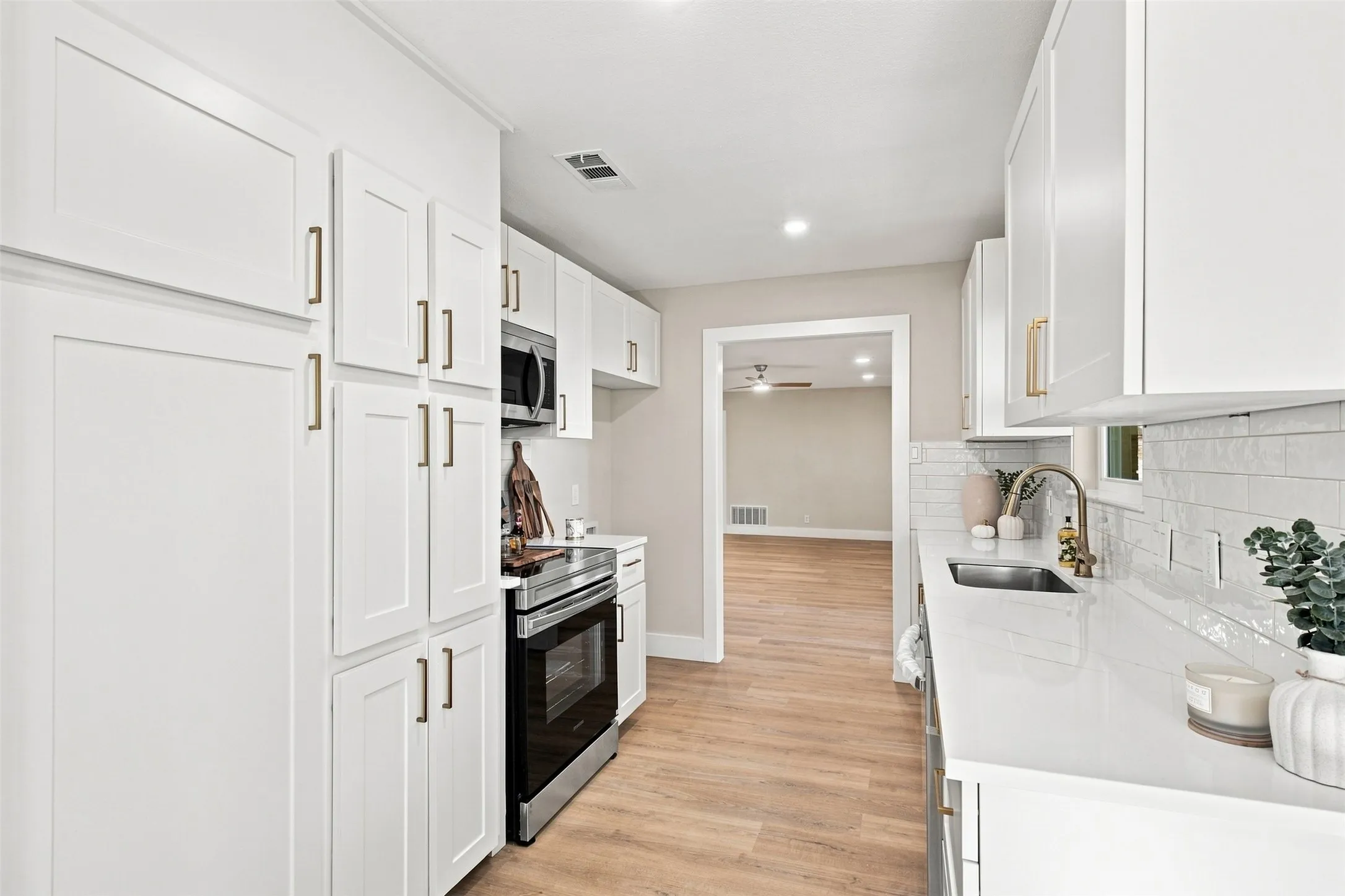 Single Family Residence For Sale in Tarrant County , 612 Simpson Terrace, Bedford, Texas 76021, 4 Bedroom, 2 Bathroom, 2 Garage spaces, 1,911 Sqft, built in 1969, mls#21377934, Real Estate Agent in Bedford, Homes For Sale in Tarrant county, Homes For Sale in Bedford, Realtor in Bedford Texas, Real Estate Brokerage Independent Realty Texas, Luminita Cordes Realtor
