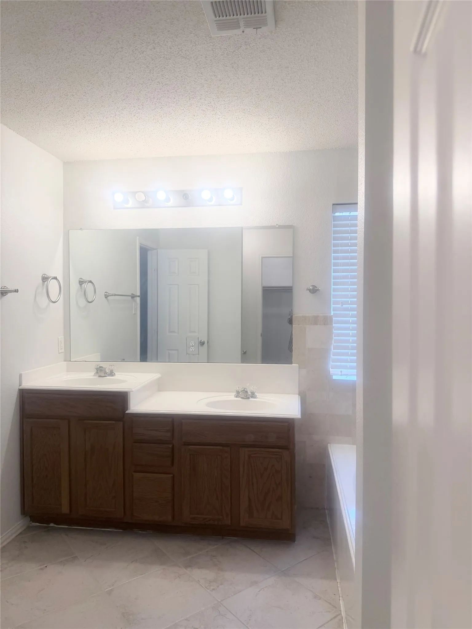 Single Family Residence For Rent in Collin County , 529 Laredo Drive, Murphy, Texas 75094, 3 Bedroom, 2 Bathroom, 2 Garage spaces, 1,832 Sqft, built in 2005, mls#21378092, Real Estate Agent in Murphy, Homes For Rent in Collin county, Homes For Rent in Murphy, Realtor in Murphy Texas, Real Estate Brokerage Independent Realty Texas, Luminita Cordes Realtor