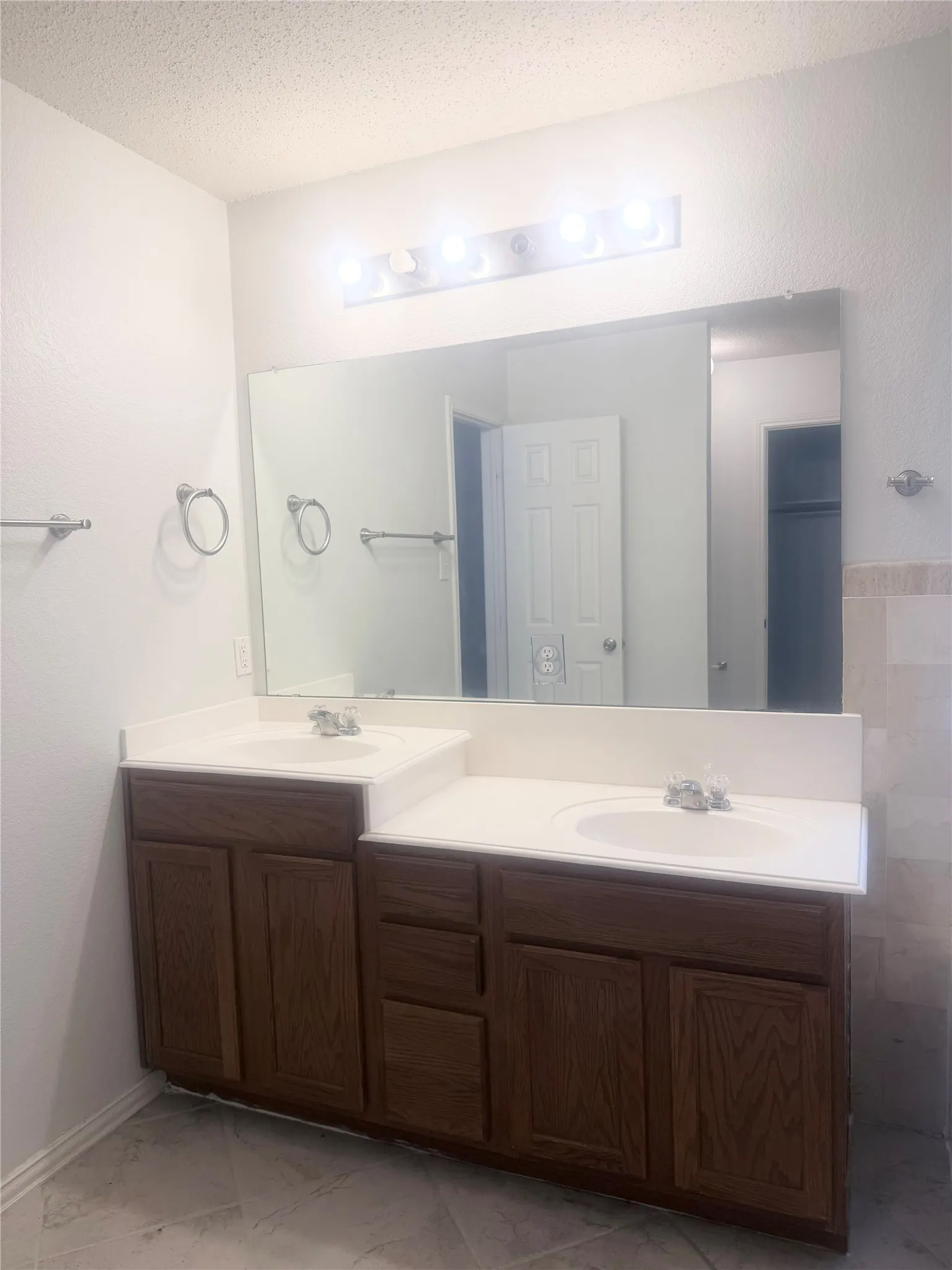 Single Family Residence For Rent in Collin County , 529 Laredo Drive, Murphy, Texas 75094, 3 Bedroom, 2 Bathroom, 2 Garage spaces, 1,832 Sqft, built in 2005, mls#21378092, Real Estate Agent in Murphy, Homes For Rent in Collin county, Homes For Rent in Murphy, Realtor in Murphy Texas, Real Estate Brokerage Independent Realty Texas, Luminita Cordes Realtor