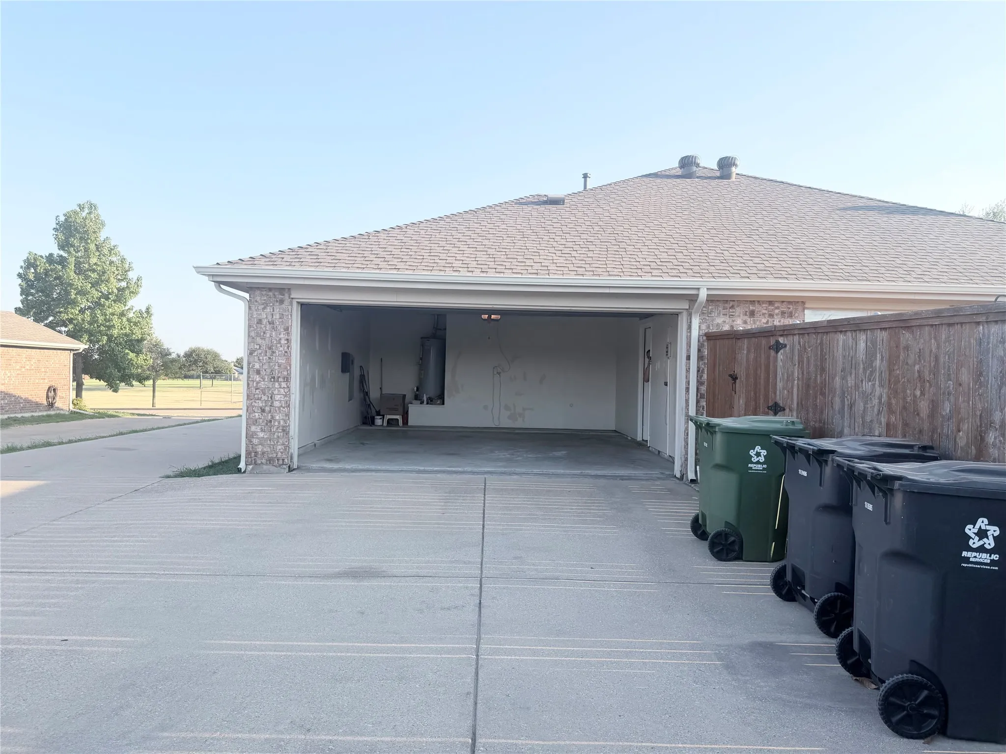 Single Family Residence For Rent in Collin County , 529 Laredo Drive, Murphy, Texas 75094, 3 Bedroom, 2 Bathroom, 2 Garage spaces, 1,832 Sqft, built in 2005, mls#21378092, Real Estate Agent in Murphy, Homes For Rent in Collin county, Homes For Rent in Murphy, Realtor in Murphy Texas, Real Estate Brokerage Independent Realty Texas, Luminita Cordes Realtor