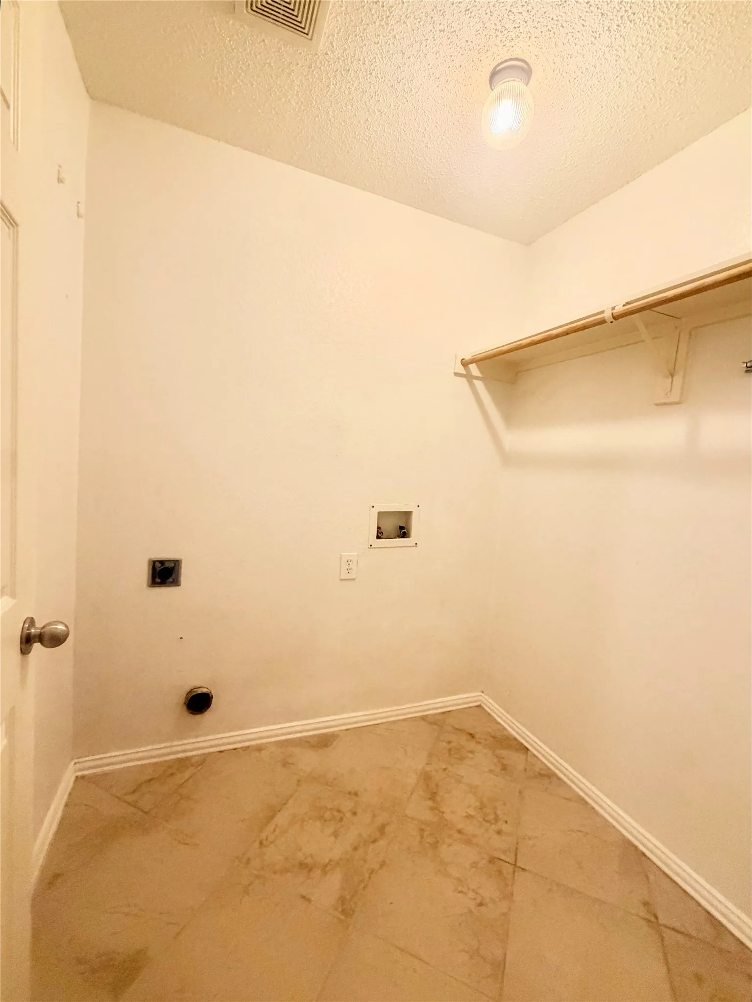 Single Family Residence For Rent in Collin County , 529 Laredo Drive, Murphy, Texas 75094, 3 Bedroom, 2 Bathroom, 2 Garage spaces, 1,832 Sqft, built in 2005, mls#21378092, Real Estate Agent in Murphy, Homes For Rent in Collin county, Homes For Rent in Murphy, Realtor in Murphy Texas, Real Estate Brokerage Independent Realty Texas, Luminita Cordes Realtor