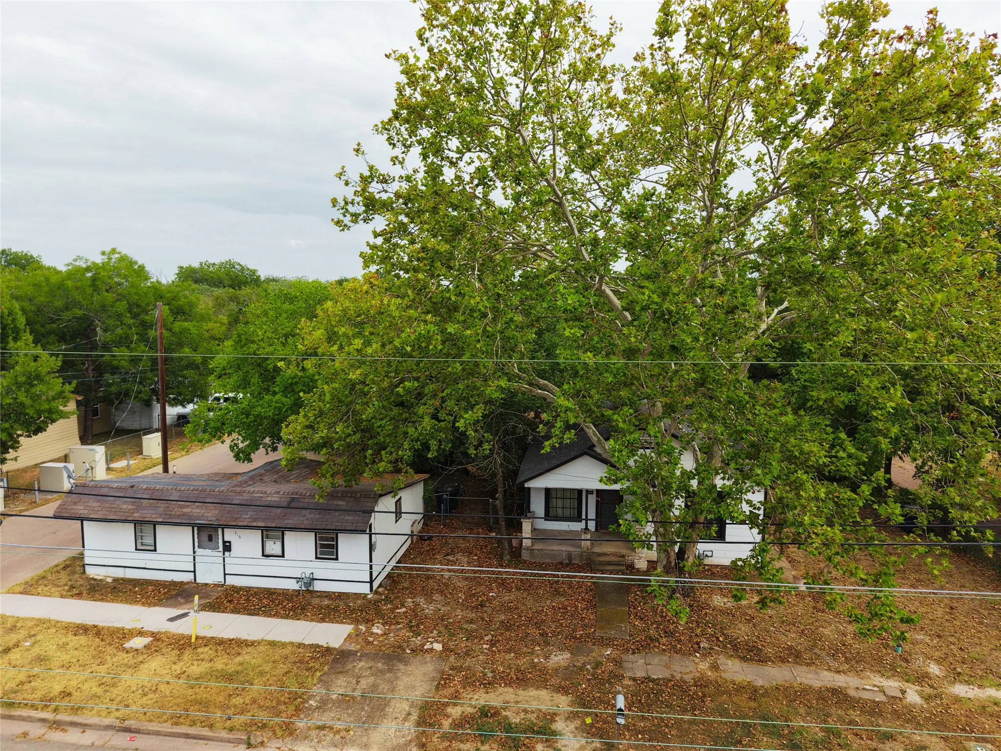 Single Family Residence For Sale in Ellis County , 314 Kaufman Street, Waxahachie, Texas 75165, 2 Bedroom, 1 Bathroom, 1 Garage spaces, 1,212 Sqft, built in 1940, mls#21378141, Real Estate Agent in Waxahachie, Homes For Sale in Ellis county, Homes For Sale in Waxahachie, Realtor in Waxahachie Texas, Real Estate Brokerage Independent Realty Texas, Luminita Cordes Realtor