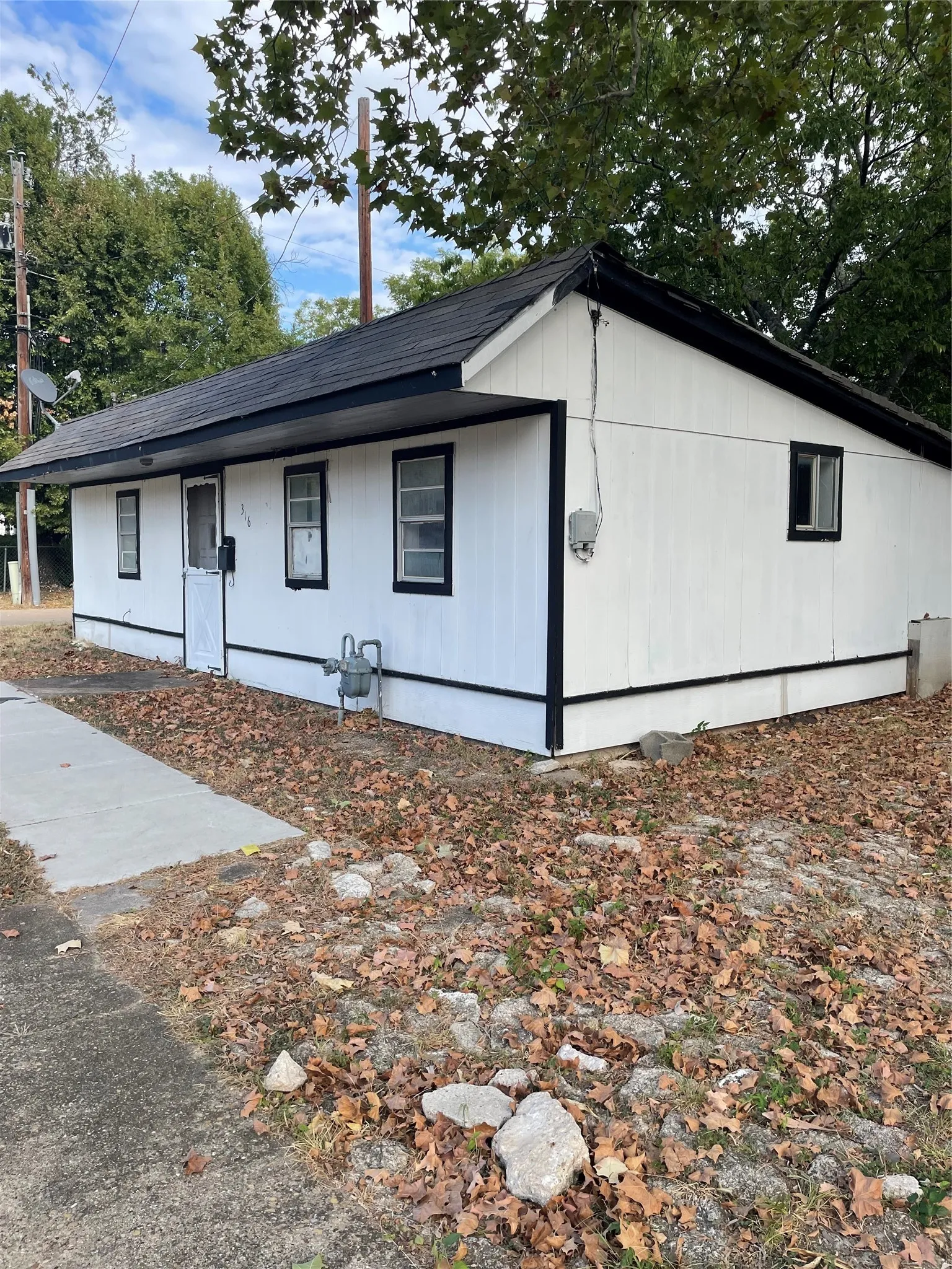 Single Family Residence For Sale in Ellis County , 314 Kaufman Street, Waxahachie, Texas 75165, 2 Bedroom, 1 Bathroom, 1 Garage spaces, 1,212 Sqft, built in 1940, mls#21378141, Real Estate Agent in Waxahachie, Homes For Sale in Ellis county, Homes For Sale in Waxahachie, Realtor in Waxahachie Texas, Real Estate Brokerage Independent Realty Texas, Luminita Cordes Realtor