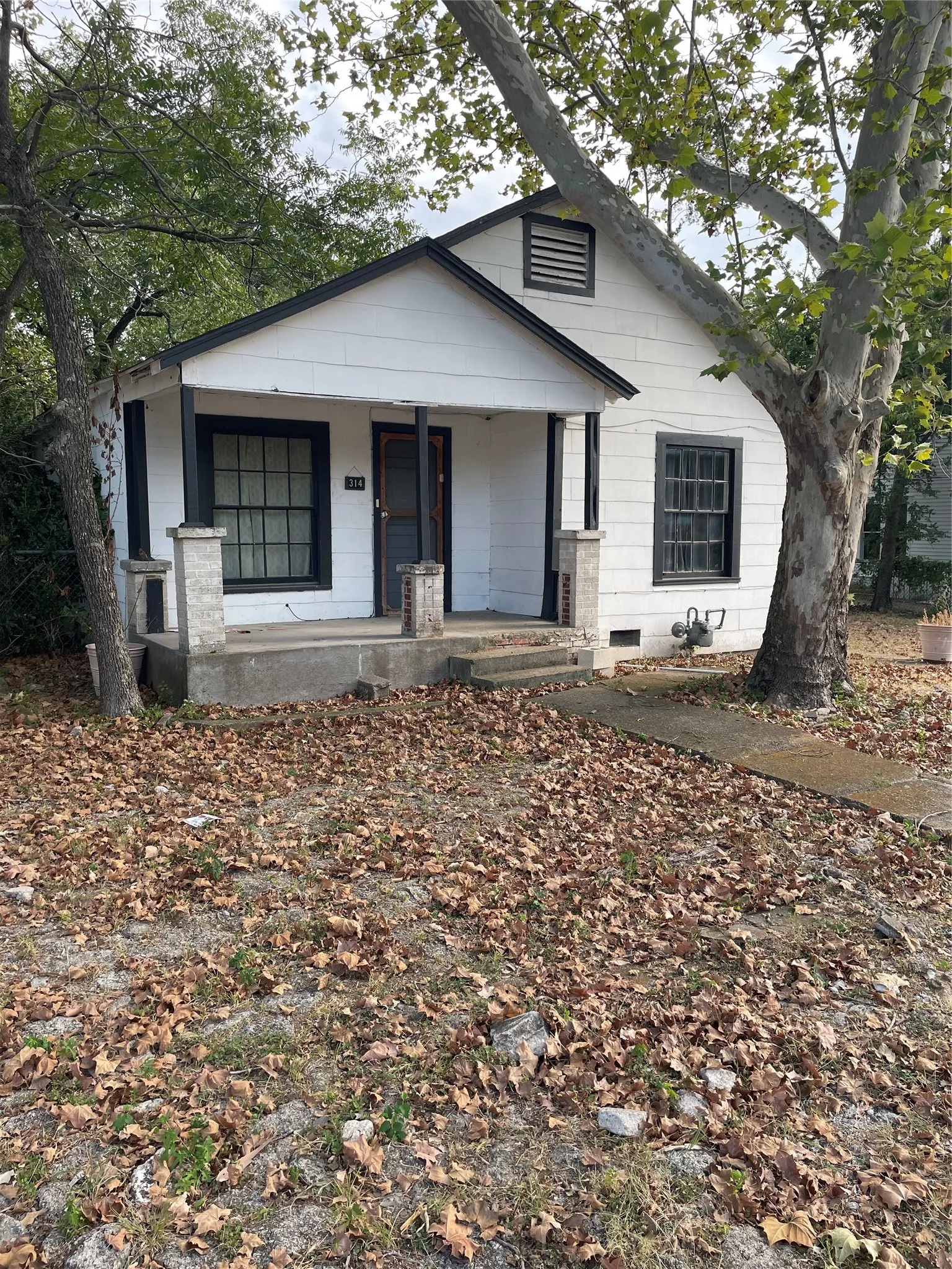 Single Family Residence For Sale in Ellis County , 314 Kaufman Street, Waxahachie, Texas 75165, 2 Bedroom, 1 Bathroom, 1 Garage spaces, 1,212 Sqft, built in 1940, mls#21378141, Real Estate Agent in Waxahachie, Homes For Sale in Ellis county, Homes For Sale in Waxahachie, Realtor in Waxahachie Texas, Real Estate Brokerage Independent Realty Texas, Luminita Cordes Realtor