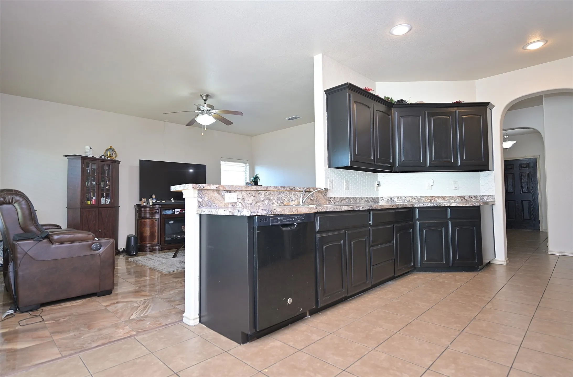 Single Family Residence For Sale in Tarrant County , 3000 Mitchell Court, Arlington, Texas 76010, 3 Bedroom, 2 Bathroom, 2 Garage spaces, 1,704 Sqft, built in 2014, mls#21370661, Real Estate Agent in Arlington, Homes For Sale in Tarrant county, Homes For Sale in Arlington, Realtor in Arlington Texas, Real Estate Brokerage Independent Realty Texas, Luminita Cordes Realtor