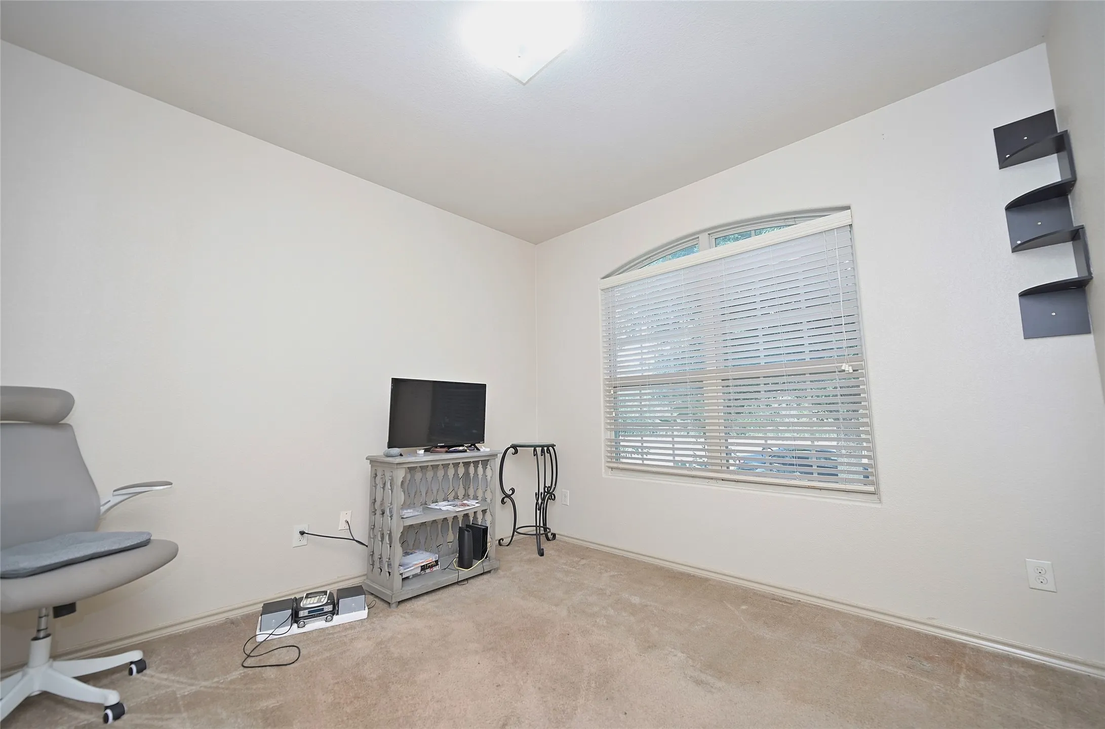Single Family Residence For Sale in Tarrant County , 3000 Mitchell Court, Arlington, Texas 76010, 3 Bedroom, 2 Bathroom, 2 Garage spaces, 1,704 Sqft, built in 2014, mls#21370661, Real Estate Agent in Arlington, Homes For Sale in Tarrant county, Homes For Sale in Arlington, Realtor in Arlington Texas, Real Estate Brokerage Independent Realty Texas, Luminita Cordes Realtor