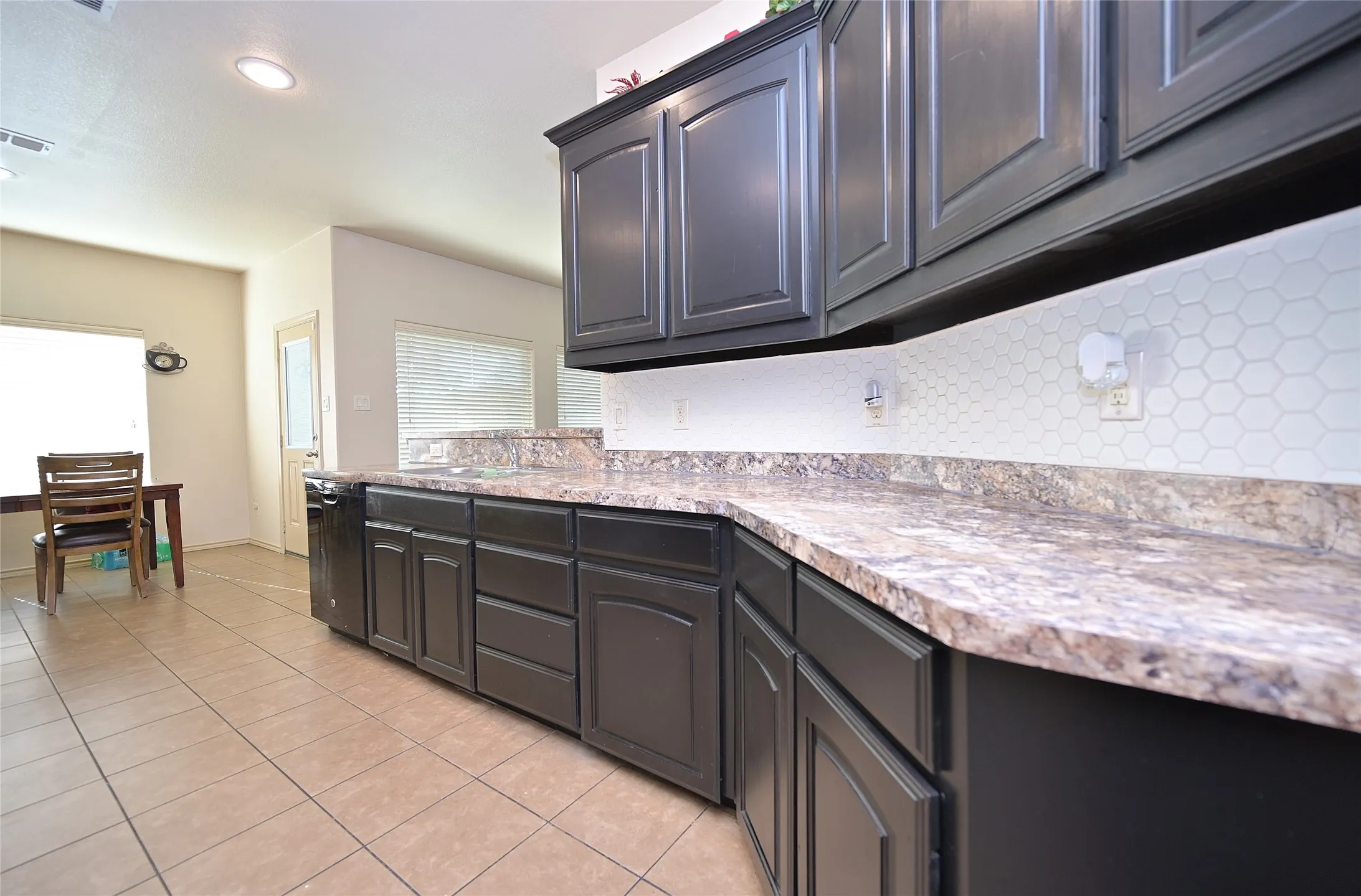 Single Family Residence For Sale in Tarrant County , 3000 Mitchell Court, Arlington, Texas 76010, 3 Bedroom, 2 Bathroom, 2 Garage spaces, 1,704 Sqft, built in 2014, mls#21370661, Real Estate Agent in Arlington, Homes For Sale in Tarrant county, Homes For Sale in Arlington, Realtor in Arlington Texas, Real Estate Brokerage Independent Realty Texas, Luminita Cordes Realtor