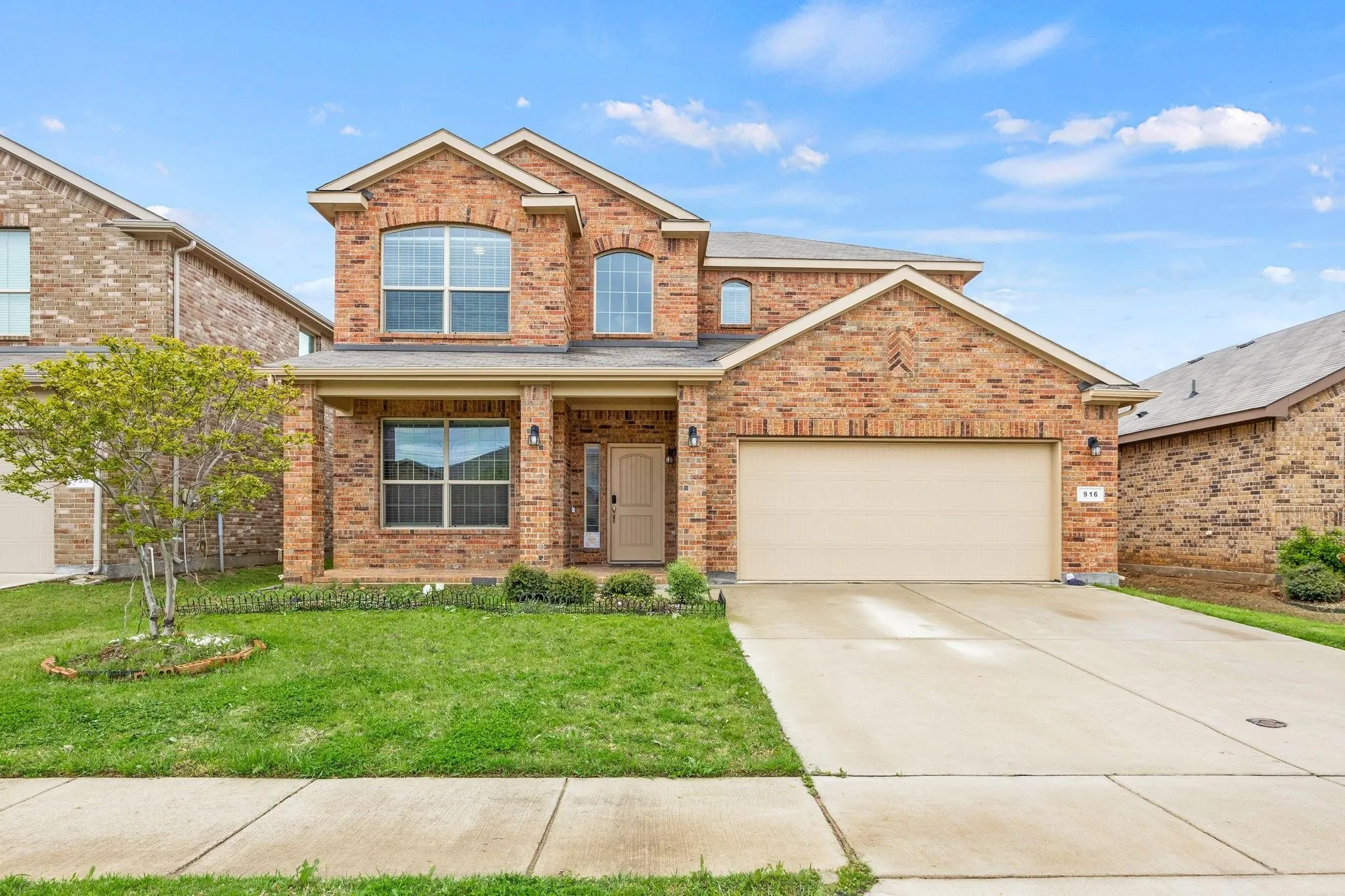 Single Family Residence For Sale in Tarrant County , 916 Meadow Scape Drive, Fort Worth, Texas 76028, 4 Bedroom, 3 Bathroom, 2 Garage spaces, 2,525 Sqft, built in 2018, mls#21378205, Real Estate Agent in Fort Worth, Homes For Sale in Tarrant county, Homes For Sale in Fort Worth, Realtor in Fort Worth Texas, Real Estate Brokerage Independent Realty Texas, Luminita Cordes Realtor