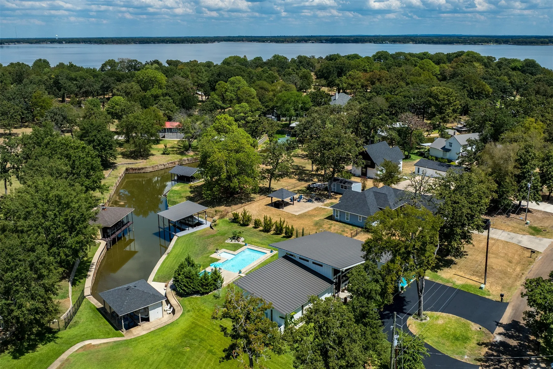 Single Family Residence For Sale in Henderson County , 105 Azalea Court, Trinidad, Texas 75163, 3 Bedroom, 2 Bathroom, 4 Garage spaces, 2,772 Sqft, built in 2022, mls#21375374, Real Estate Agent in Trinidad, Homes For Sale in Henderson county, Homes For Sale in Trinidad, Realtor in Trinidad Texas, Real Estate Brokerage Independent Realty Texas, Luminita Cordes Realtor