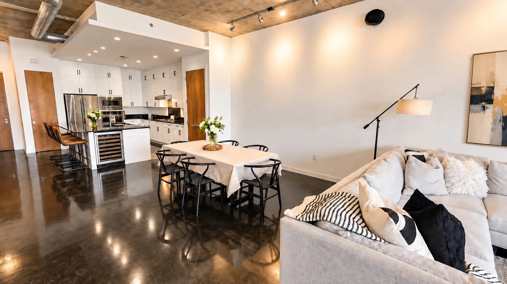 Condominium For Sale in Dallas County , 3030 Bryan Street 309, Dallas, Texas 75204, 2 Bedroom, 2 Bathroom, 2 Garage spaces, 1,512 Sqft, built in 2005, mls#21378186, Real Estate Agent in Dallas, Homes For Sale in Dallas county, Homes For Sale in Dallas, Realtor in Dallas Texas, Real Estate Brokerage Independent Realty Texas, Luminita Cordes Realtor
