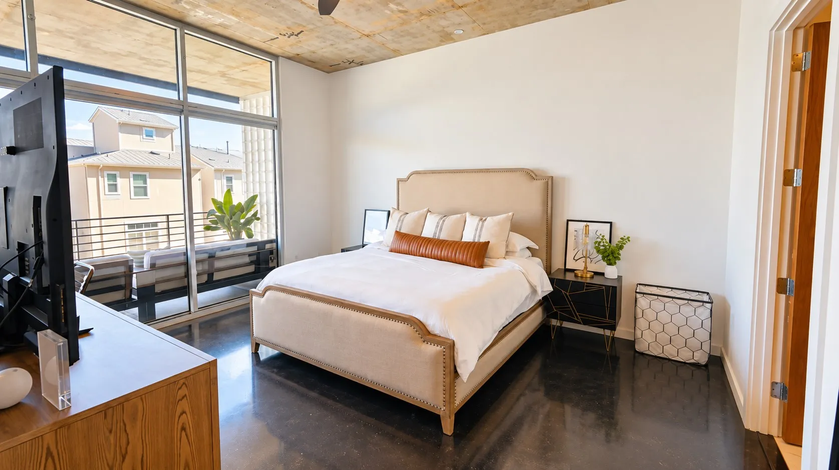 Condominium For Sale in Dallas County , 3030 Bryan Street 309, Dallas, Texas 75204, 2 Bedroom, 2 Bathroom, 2 Garage spaces, 1,512 Sqft, built in 2005, mls#21378186, Real Estate Agent in Dallas, Homes For Sale in Dallas county, Homes For Sale in Dallas, Realtor in Dallas Texas, Real Estate Brokerage Independent Realty Texas, Luminita Cordes Realtor