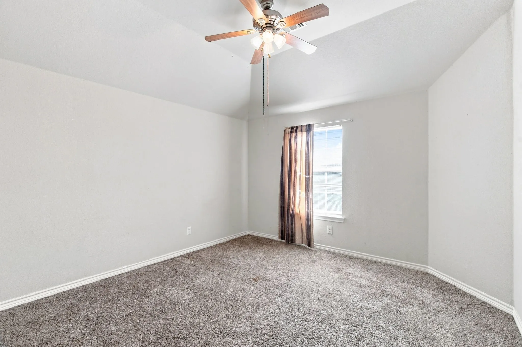 Single Family Residence For Sale in Dallas County , 1720 Cattail Creek, De Soto, Texas 75115, 4 Bedroom, 3 Bathroom, 1 Garage spaces, 2,744 Sqft, built in 2002, mls#21378208, Real Estate Agent in De Soto, Homes For Sale in Dallas county, Homes For Sale in De Soto, Realtor in De Soto Texas, Real Estate Brokerage Independent Realty Texas, Luminita Cordes Realtor