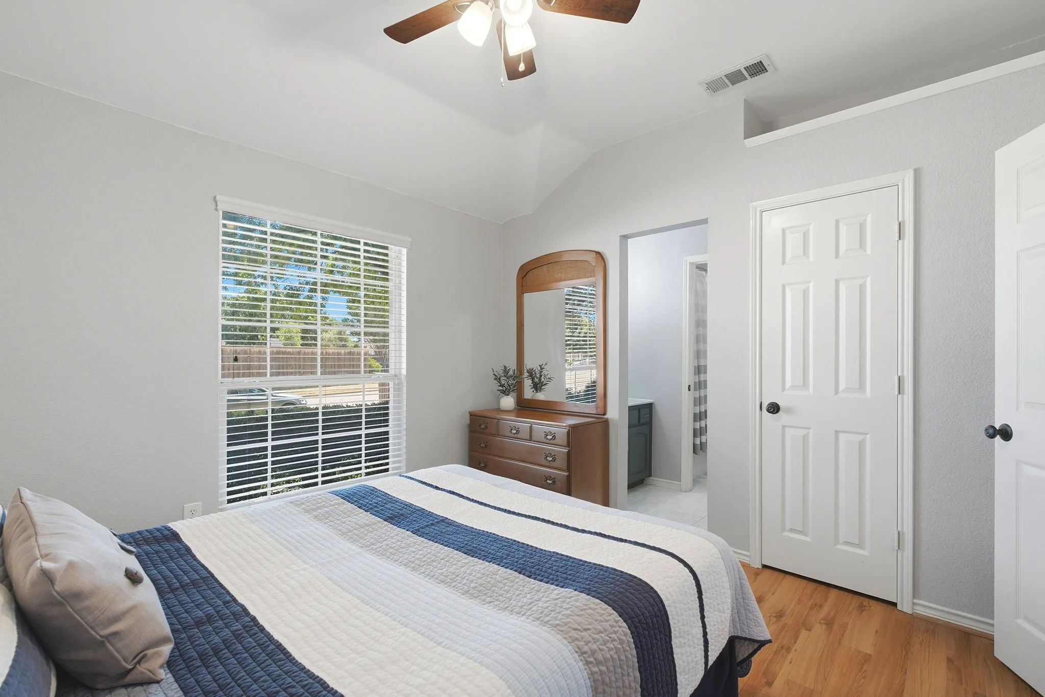 Single Family Residence For Sale in Collin County , 501 Ambrose Drive, Murphy, Texas 75094, 4 Bedroom, 3 Bathroom, 2 Garage spaces, 2,323 Sqft, built in 1999, mls#21376933, Real Estate Agent in Murphy, Homes For Sale in Collin county, Homes For Sale in Murphy, Realtor in Murphy Texas, Real Estate Brokerage Independent Realty Texas, Luminita Cordes Realtor