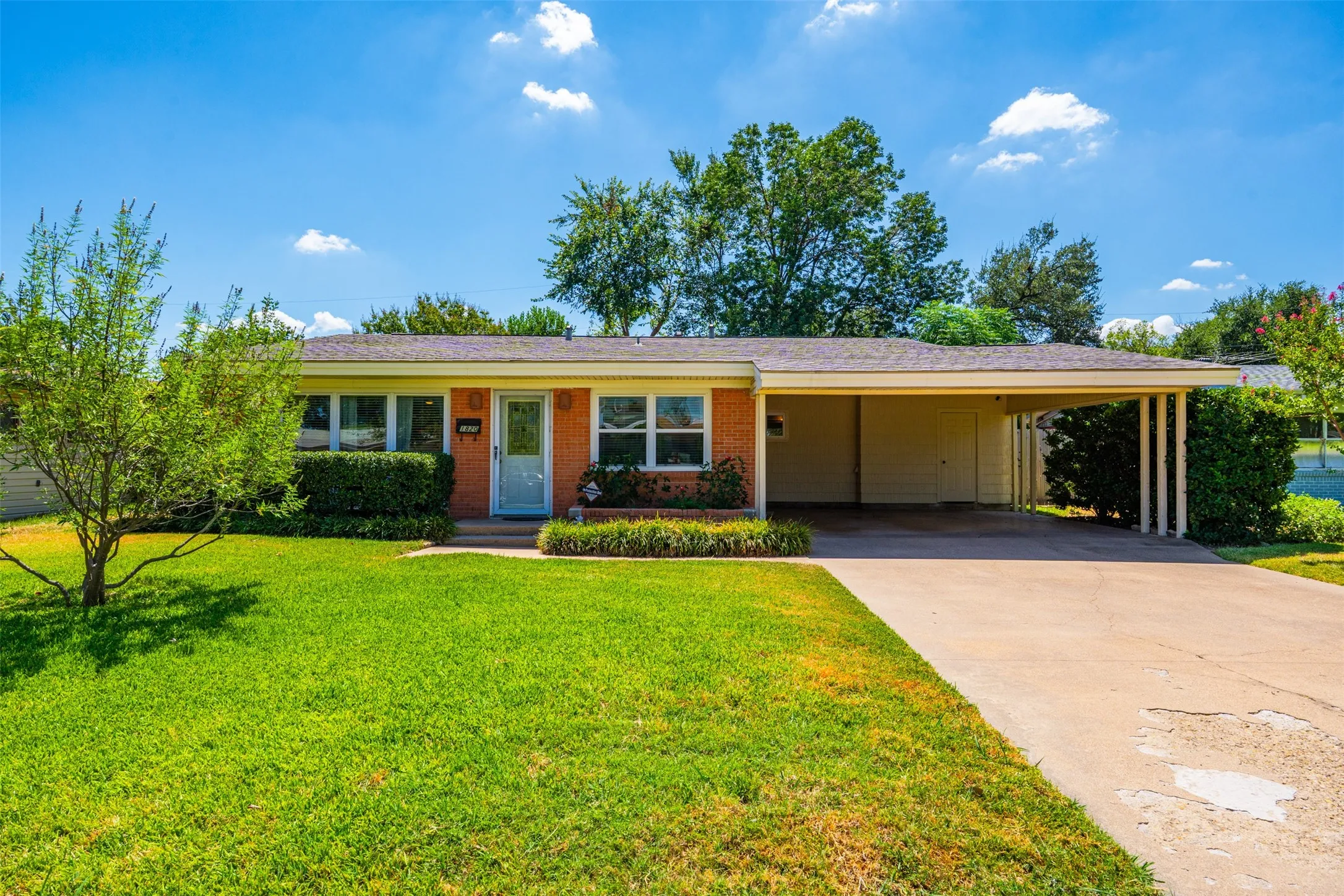 Single Family Residence For Sale in Dallas County , 1820 Puritan Drive, Irving, Texas 75061, 3 Bedroom, 2 Bathroom, Garage spaces, 1,452 Sqft, built in 1954, mls#21378149, Real Estate Agent in Irving, Homes For Sale in Dallas county, Homes For Sale in Irving, Realtor in Irving Texas, Real Estate Brokerage Independent Realty Texas, Luminita Cordes Realtor