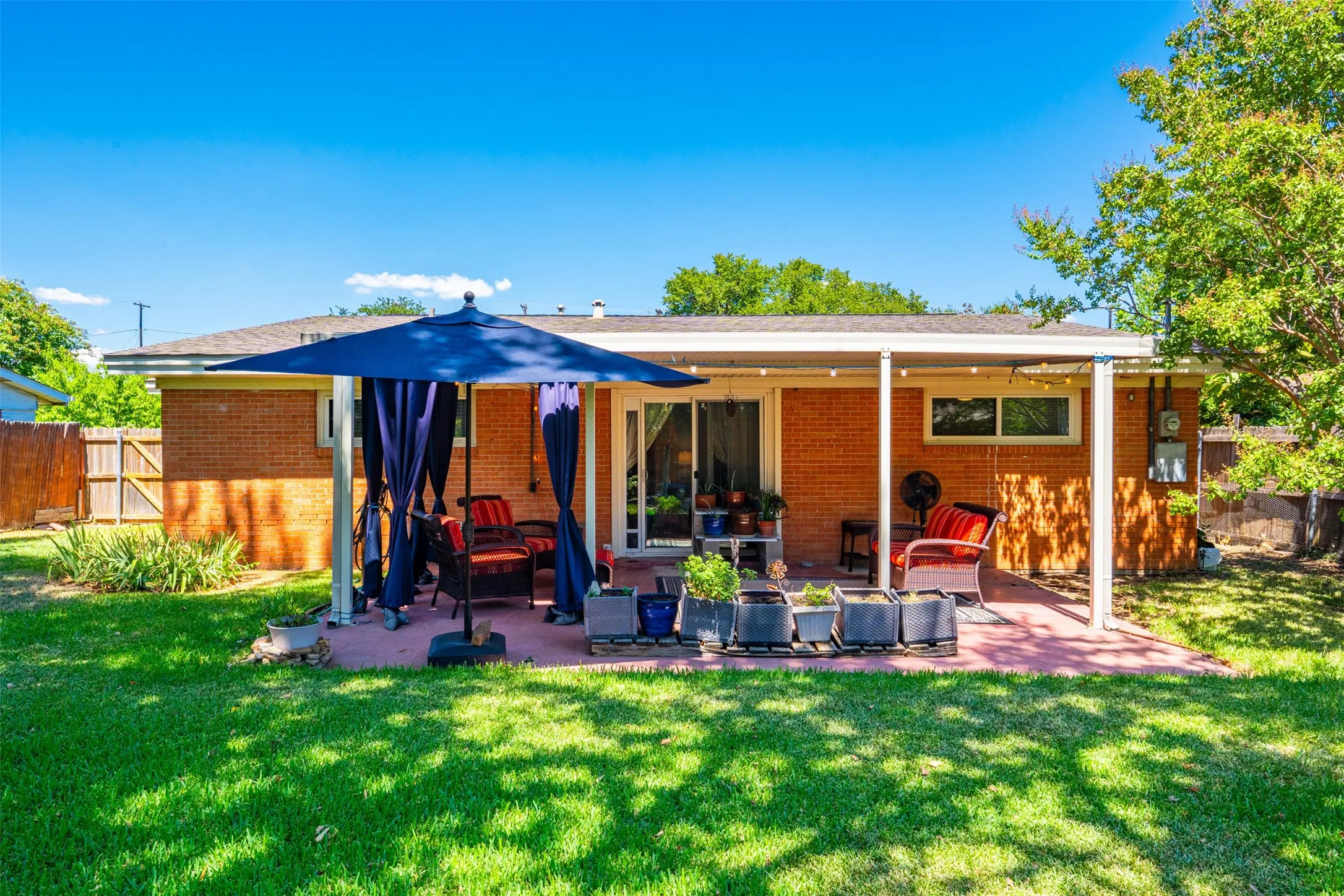 Single Family Residence For Sale in Dallas County , 1820 Puritan Drive, Irving, Texas 75061, 3 Bedroom, 2 Bathroom, Garage spaces, 1,452 Sqft, built in 1954, mls#21378149, Real Estate Agent in Irving, Homes For Sale in Dallas county, Homes For Sale in Irving, Realtor in Irving Texas, Real Estate Brokerage Independent Realty Texas, Luminita Cordes Realtor