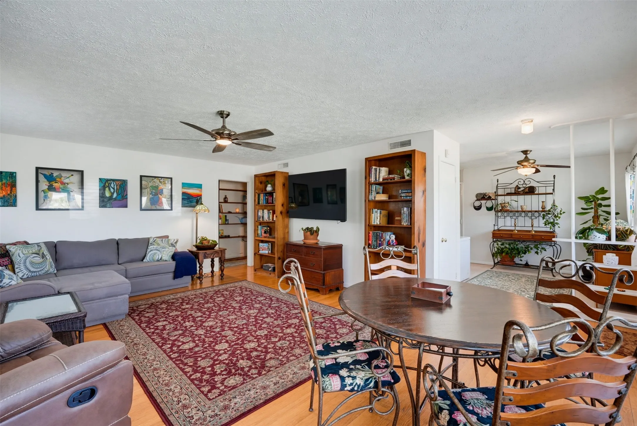 Single Family Residence For Sale in Dallas County , 1820 Puritan Drive, Irving, Texas 75061, 3 Bedroom, 2 Bathroom, Garage spaces, 1,452 Sqft, built in 1954, mls#21378149, Real Estate Agent in Irving, Homes For Sale in Dallas county, Homes For Sale in Irving, Realtor in Irving Texas, Real Estate Brokerage Independent Realty Texas, Luminita Cordes Realtor