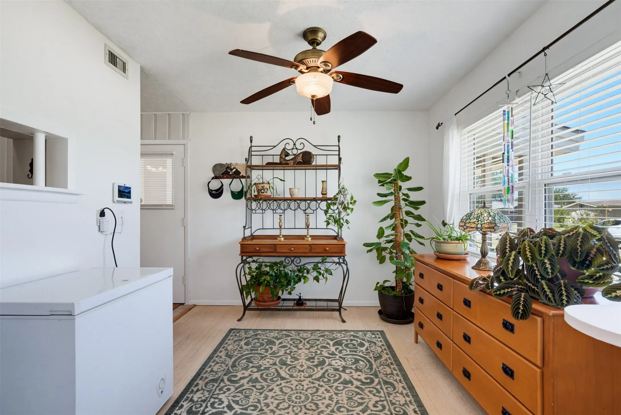 Dining area off kitchen and entry