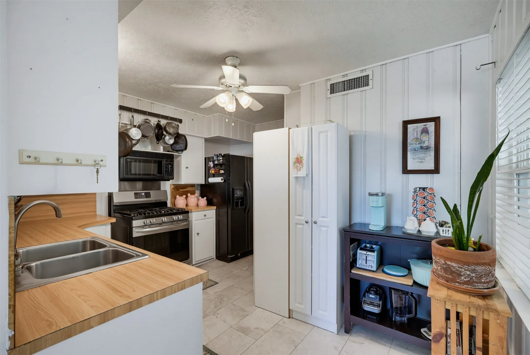 Single Family Residence For Sale in Dallas County , 1820 Puritan Drive, Irving, Texas 75061, 3 Bedroom, 2 Bathroom, Garage spaces, 1,452 Sqft, built in 1954, mls#21378149, Real Estate Agent in Irving, Homes For Sale in Dallas county, Homes For Sale in Irving, Realtor in Irving Texas, Real Estate Brokerage Independent Realty Texas, Luminita Cordes Realtor