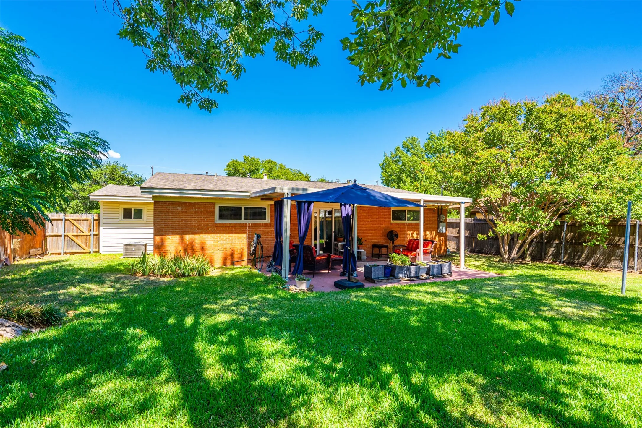 Single Family Residence For Sale in Dallas County , 1820 Puritan Drive, Irving, Texas 75061, 3 Bedroom, 2 Bathroom, Garage spaces, 1,452 Sqft, built in 1954, mls#21378149, Real Estate Agent in Irving, Homes For Sale in Dallas county, Homes For Sale in Irving, Realtor in Irving Texas, Real Estate Brokerage Independent Realty Texas, Luminita Cordes Realtor