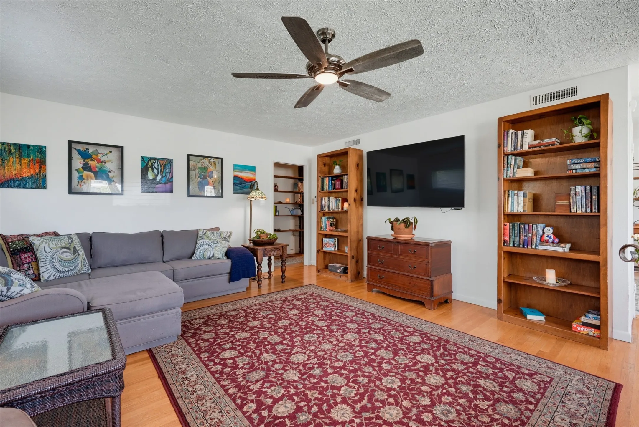 Single Family Residence For Sale in Dallas County , 1820 Puritan Drive, Irving, Texas 75061, 3 Bedroom, 2 Bathroom, Garage spaces, 1,452 Sqft, built in 1954, mls#21378149, Real Estate Agent in Irving, Homes For Sale in Dallas county, Homes For Sale in Irving, Realtor in Irving Texas, Real Estate Brokerage Independent Realty Texas, Luminita Cordes Realtor