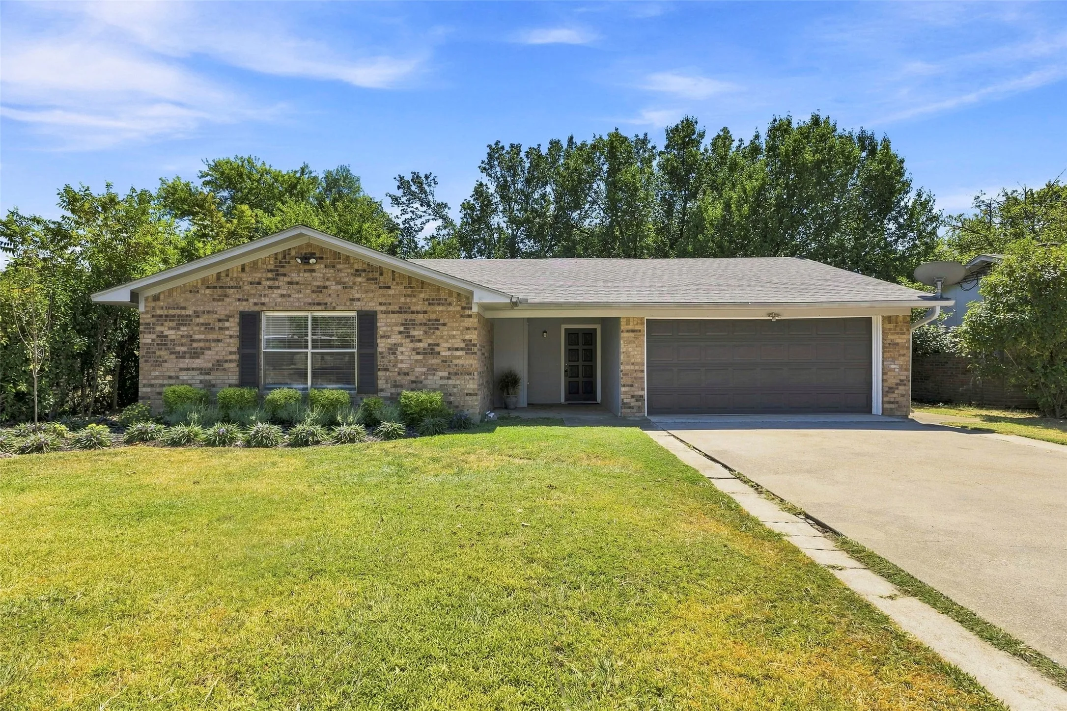 Single Family Residence For Sale in Ellis County , 213 San Jacinto Street, Waxahachie, Texas 75165, 3 Bedroom, 2 Bathroom, 2 Garage spaces, 1,361 Sqft, built in 1976, mls#21375262, Real Estate Agent in Waxahachie, Homes For Sale in Ellis county, Homes For Sale in Waxahachie, Realtor in Waxahachie Texas, Real Estate Brokerage Independent Realty Texas, Luminita Cordes Realtor