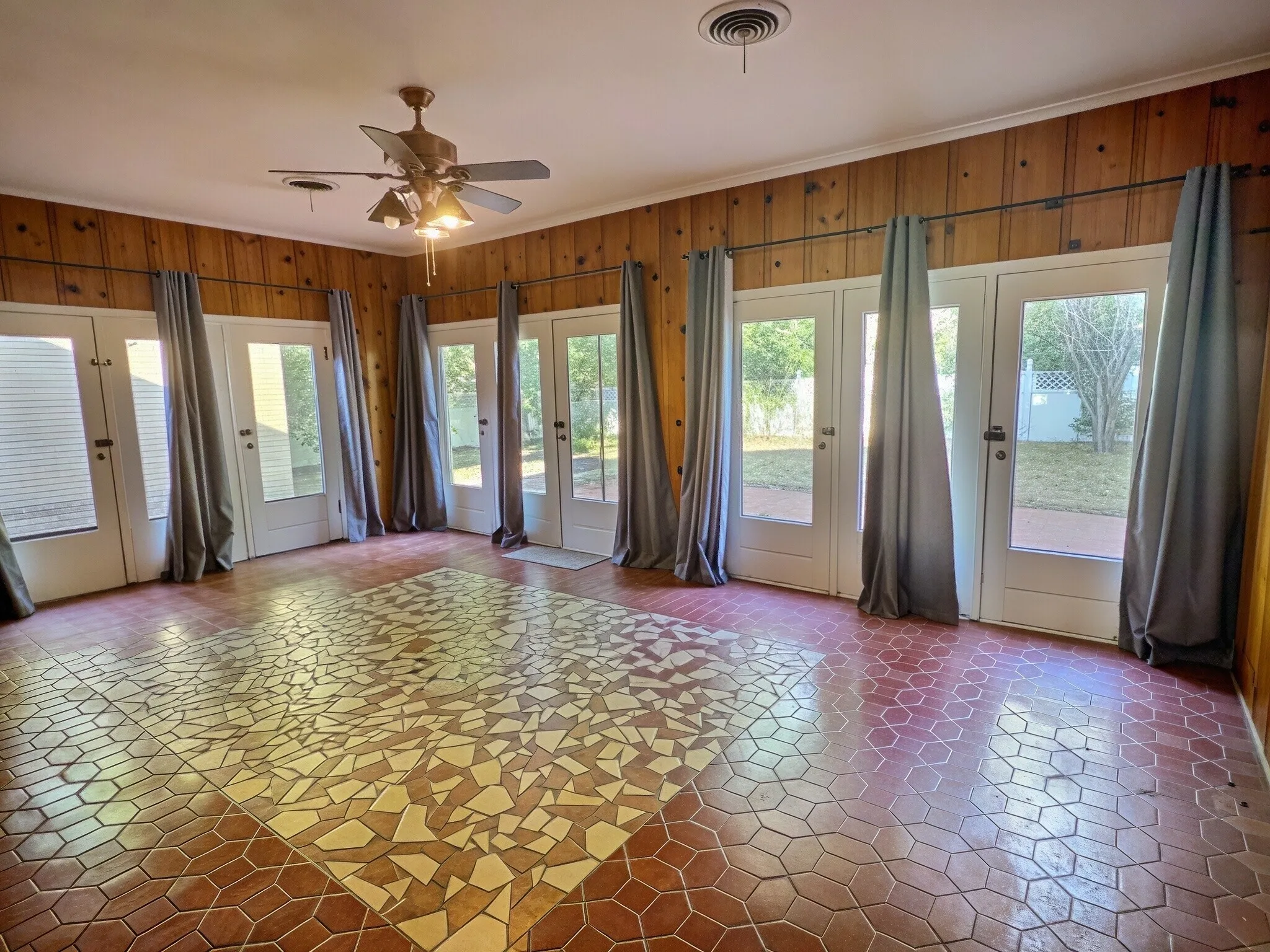 Single Family Residence For Sale in Comanche County , 941 S Texas Street, De Leon, Texas 76444, 3 Bedroom, 2 Bathroom, 2 Garage spaces, 2,900 Sqft, built in 1949, mls#21378216, Real Estate Agent in De Leon, Homes For Sale in Comanche county, Homes For Sale in De Leon, Realtor in De Leon Texas, Real Estate Brokerage Independent Realty Texas, Luminita Cordes Realtor